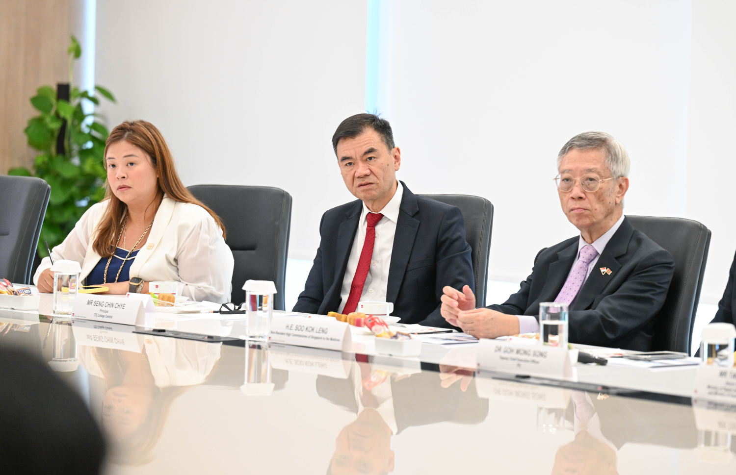 ރައީސް ޑރ. މުހައްމަދު މުއިއްޒުގެ ދެކަނބަލުން އައި.ޓީ.އީ ހެޑްކުއާޓާސް އެންޑް އައި.ޓީ.އީ ކޮލެޖް ސެންޓްރަލަށް ކުރެއްވި ޒިޔާރަތުގައި އެ ތަނުގެ އިސްވެރިން ރައީސްއާ ބައްދަލުކުރައްވަނީ. -- ފޮޓޯ: ރައީސް އޮފީސް