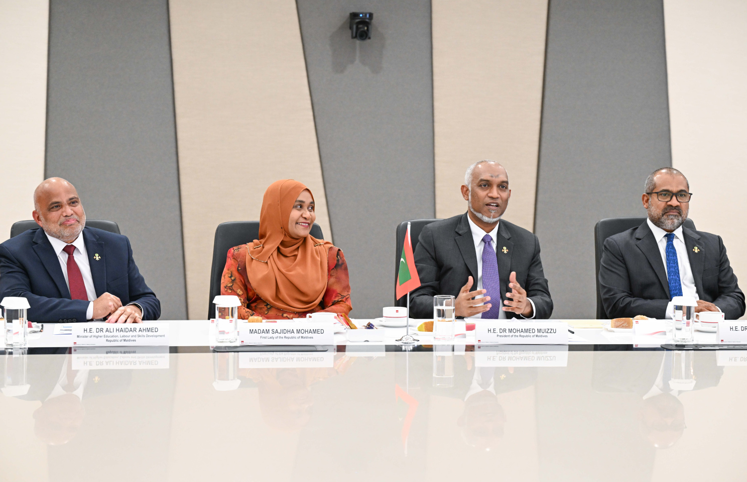 ރައީސް ޑރ. މުހައްމަދު މުއިއްޒުގެ ދެކަނބަލުން ސިންގަޕޫރަށް މިހާރު ކުރައްވަމުން ގެންދަވާ ފުރަމާނަ ދަތުރުފުޅުގައި އައި.ޓީ.އީ ހެޑްކުއާޓާސް އެންޑް އައި.ޓީ.އީ ކޮލެޖް ސެންޓްރަލަށް ވަޑައިގެން އެ ތަނުގެ އިސްވެރިންނާ ބައްދަލުކުރައްވަނީ. -- ފޮޓޯ: ރައީސް އޮފީސް