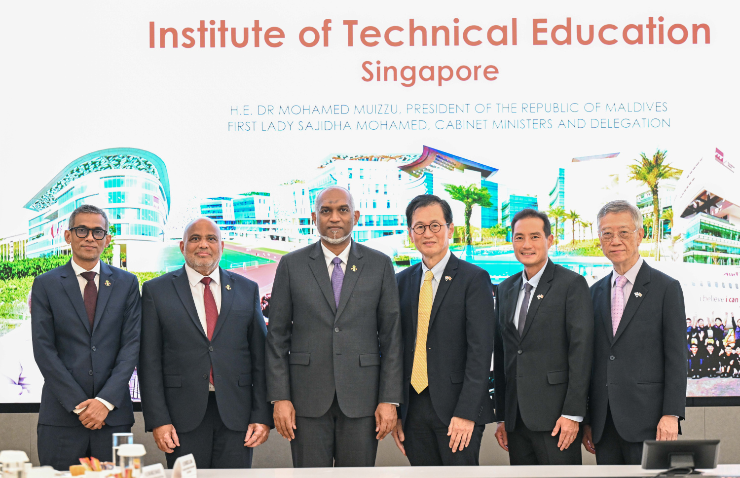 ރައީސް ޑރ. މުހައްމަދު މުއިއްޒު އައި.ޓީ.އީ ހެޑްކުއާޓާސް އެންޑް އައި.ޓީ.އީ ކޮލެޖް ސެންޓްރަލަށް ކުރެއްވި ޒިޔާރަތުގައި އެ ތަނުގެ އިސްވެރިންނާ އެކު ގްރޫޕް ފޮޓޯއެއް ނަންގަވަނީ. -- ފޮޓޯ: ރައީސް އޮފީސް