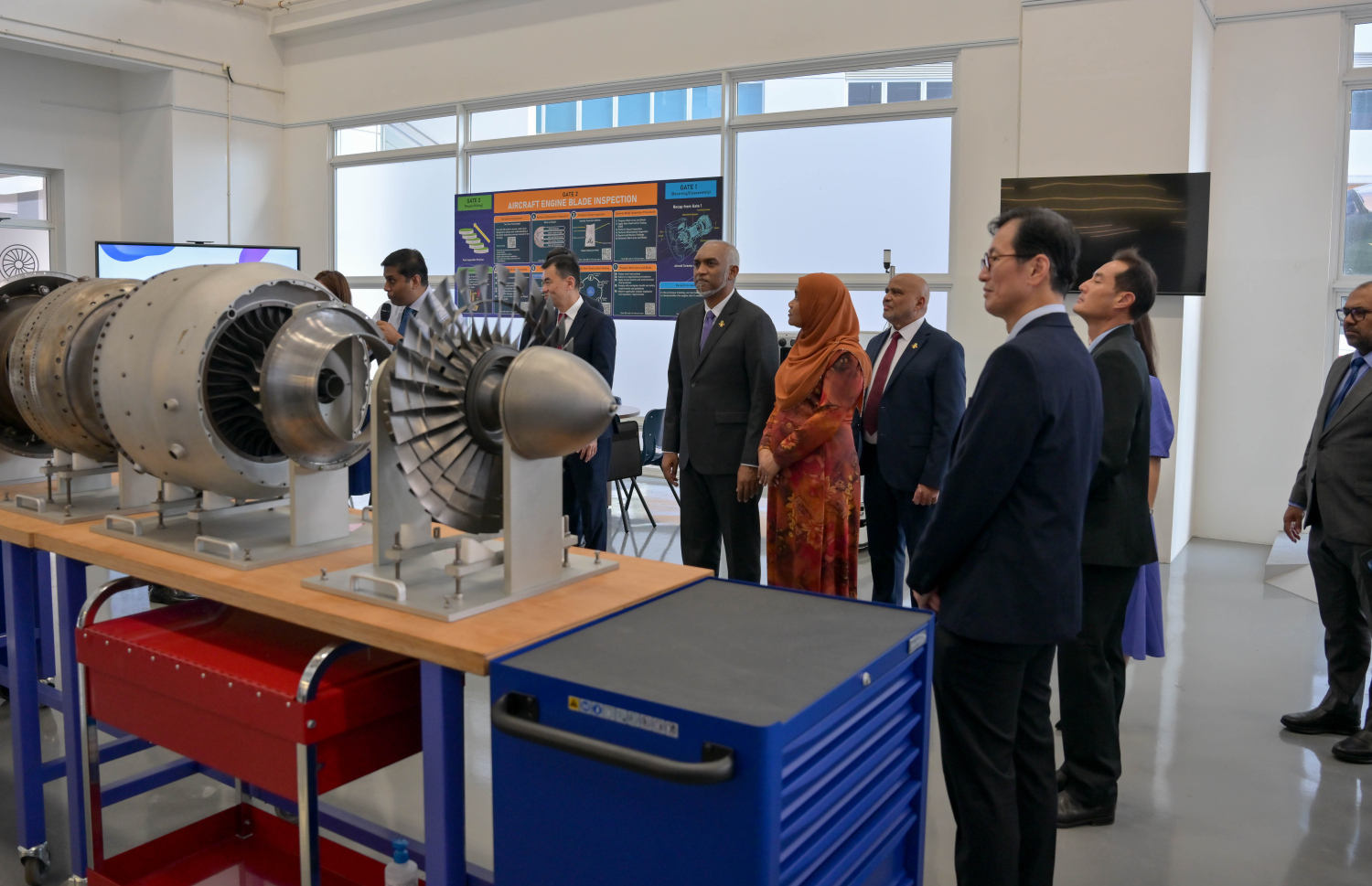 ރައީސް ޑރ. މުހައްމަދު މުއިއްޒުގެ ދެކަނބަލުން އައި.ޓީ.އީ ހެޑްކުއާޓާސް އެންޑް އައި.ޓީ.އީ ކޮލެޖް ސެންޓްރަލަށް ކުރެއްވި ޒިޔާރަތުގައި އެތަނުގެ މަސައްކަތް ބައްލަވާލައްވަނީ. -- ފޮޓޯ: ރައީސް އޮފީސް