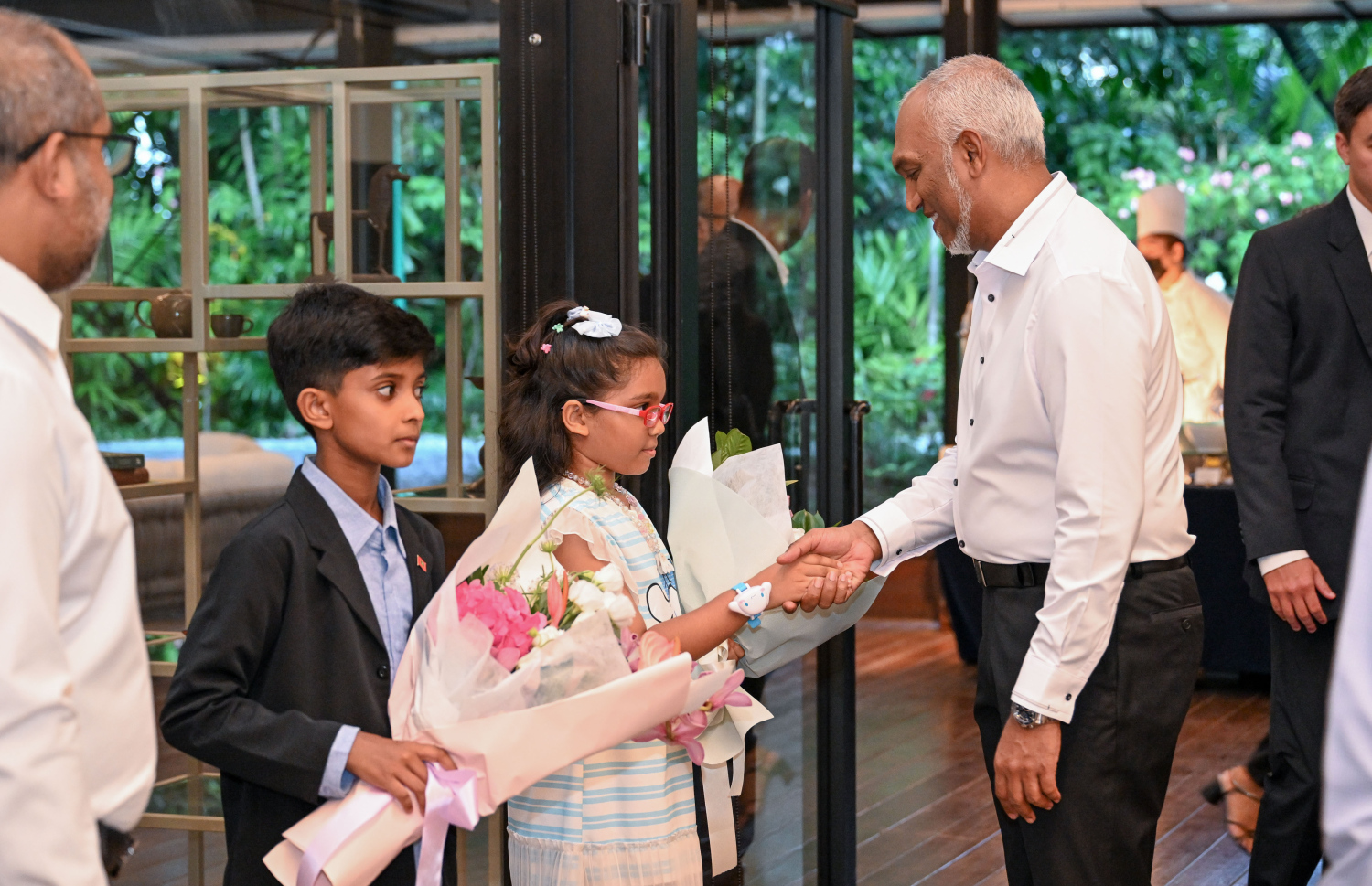 ރައީސް ޑރ. މުހައްމަދު މުއިއްޒުގެ ދެކަނބަލުން ސިންގަޕޫރަށް މިހާރު ކުރައްވަމުން ގެންދަވާ ފުރަމާނަ ދަތުރުފުޅުގައި އެ ގައުމުގައި ދިރިއުޅޭ ދިވެހިންނާ ބައްދަލުކުރެއްވުމަށް ވަޑައިގަތުމުން މަރުހަބާ ކިޔަނީ. -- ފޮޓޯ: ރައީސް އޮފީސް