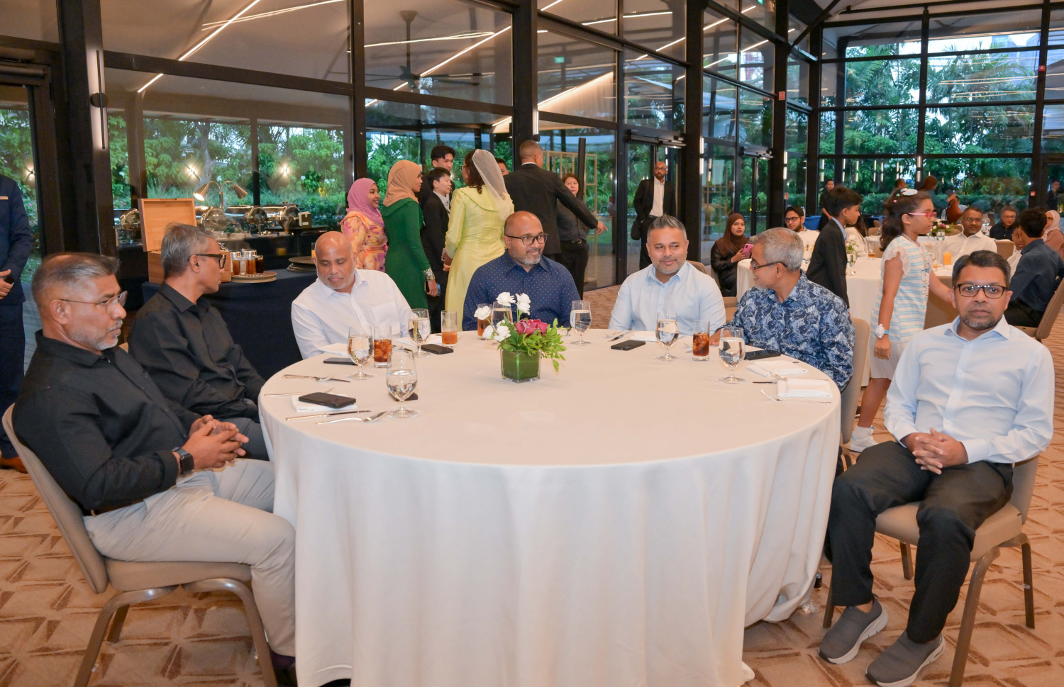 ސިންގަޕޫރުގައި ދިރިއުޅޭ ދިވެހިންނާ ބައްދަލުކުރެއްވުމަށް ރައީސް ޑރ. މުހައްމަދު މުއިއްޒު ބޭއްވި ހަފްލާގައި ކެބިނެޓް މިނިސްޓަރުންނާއި ކުންފުނިތަކުގެ އިސްވެރިން ބައިވެރިވަނީ. -- ފޮޓޯ: ރައީސް އޮފީސް