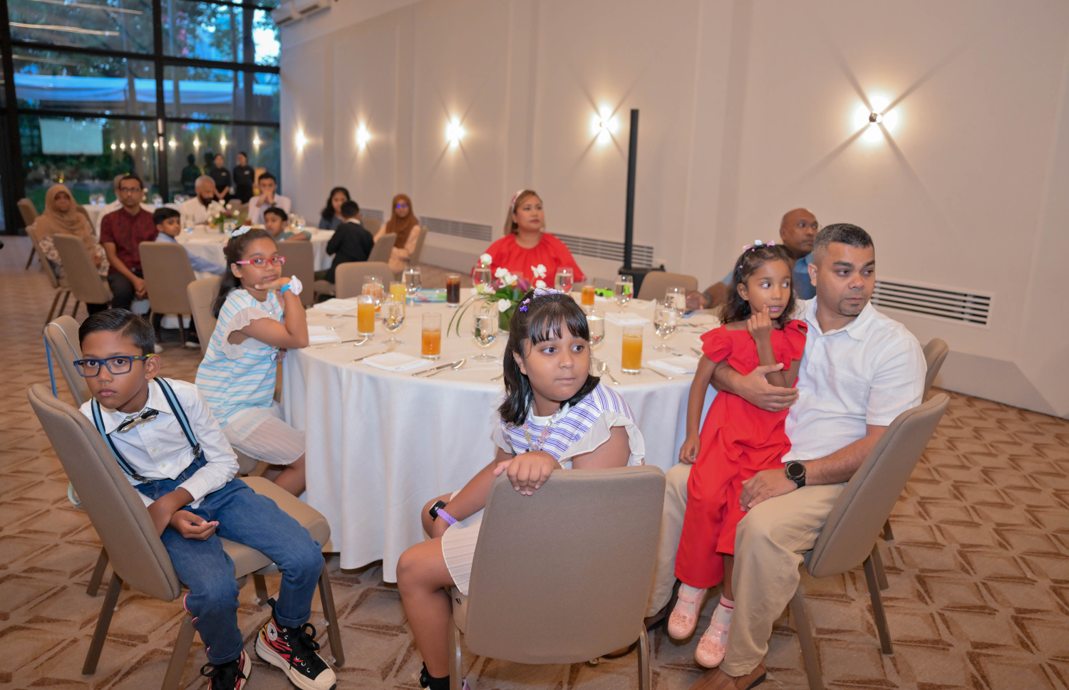 ރައީސް ޑރ. މުހައްމަދު މުއިއްޒި ސިންގަޕޫރަށް ކުރައްވަމުންގެންދަވާ ދަތުރުފުޅުގައި އެ ގައުމުގައި ދިރިއުޅޭ ދިވެހިންނާ ބައްދަލުކުރަން ބޭއްވި ހަފްލާގައި ބައެއް ދިވެހިން. -- ފޮޓޯ: ރައީސް އޮފީސް