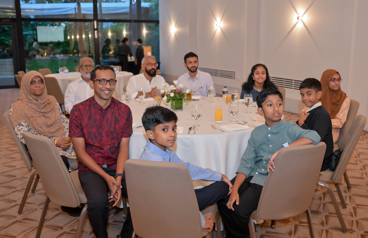 ރައީސް ޑރ. މުހައްމަދު މުއިއްޒި ސިންގަޕޫރަށް ކުރައްވަމުންގެންދަވާ ދަތުރުފުޅުގައި އެ ގައުމުގައި ދިރިއުޅޭ ދިވެހިންނާ ބައްދަލުކުރަން ބޭއްވި ހަފްލާގައި ބައެއް ދިވެހިން. -- ފޮޓޯ: ރައީސް އޮފީސް