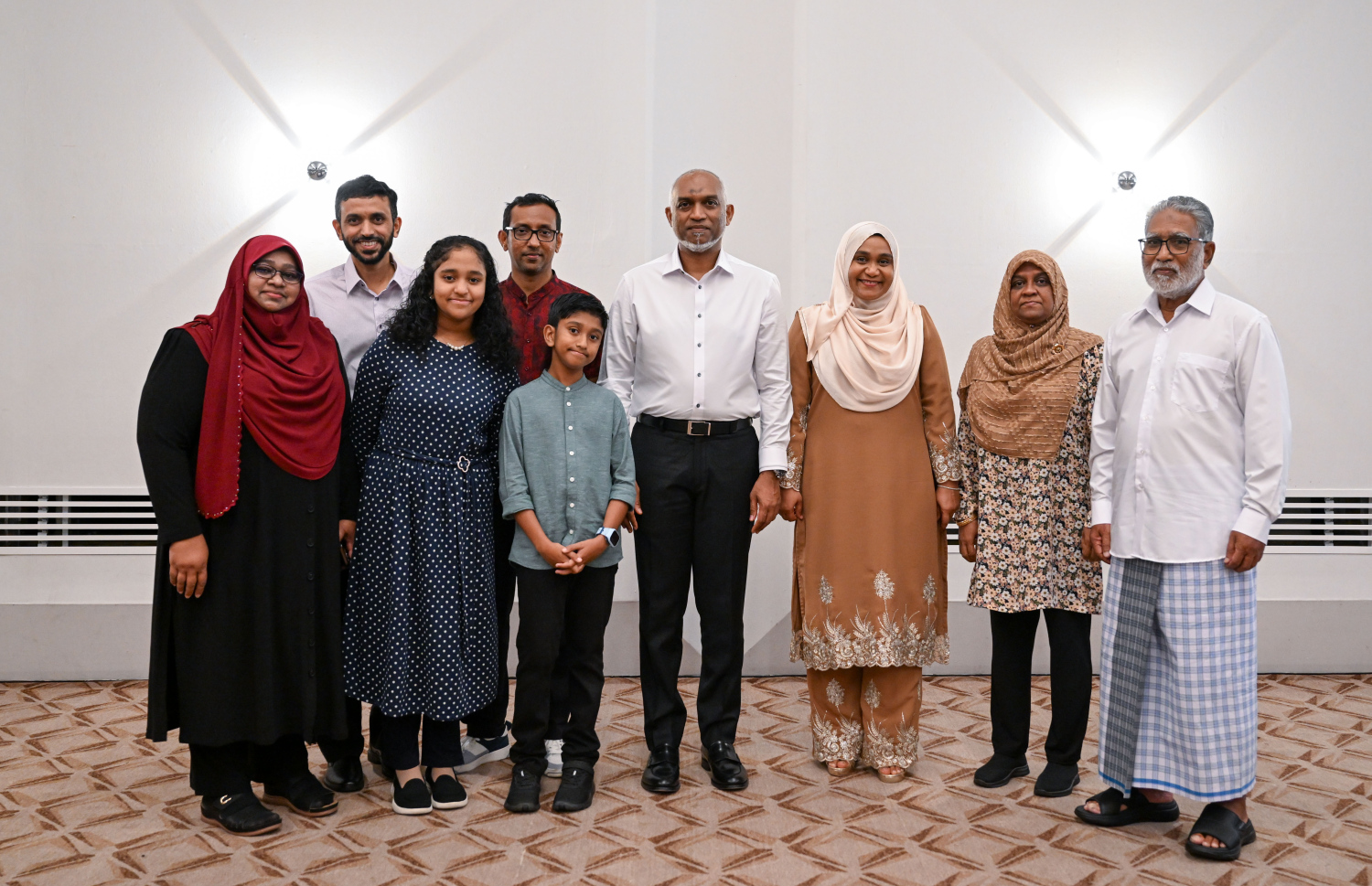 ރައީސް ޑރ. މުހައްމަދު މުއިއްޒު ސިންގަޕޫރަށް ކުރައްވަމުންގެންދަވާ ދަތުރުފުޅުގައި އެ ގައުމުގައި ދިރިއުޅޭ ދިވެހިންނާ ބައްދަލުކުރަން ބޭއްވި ހަފްލާގައި ބަޔަކު ރައީސްއާ އެކު ފޮޓޯއަކަށް ހުއްޓިގެން. -- ފޮޓޯ: ރައީސް އޮފީސް