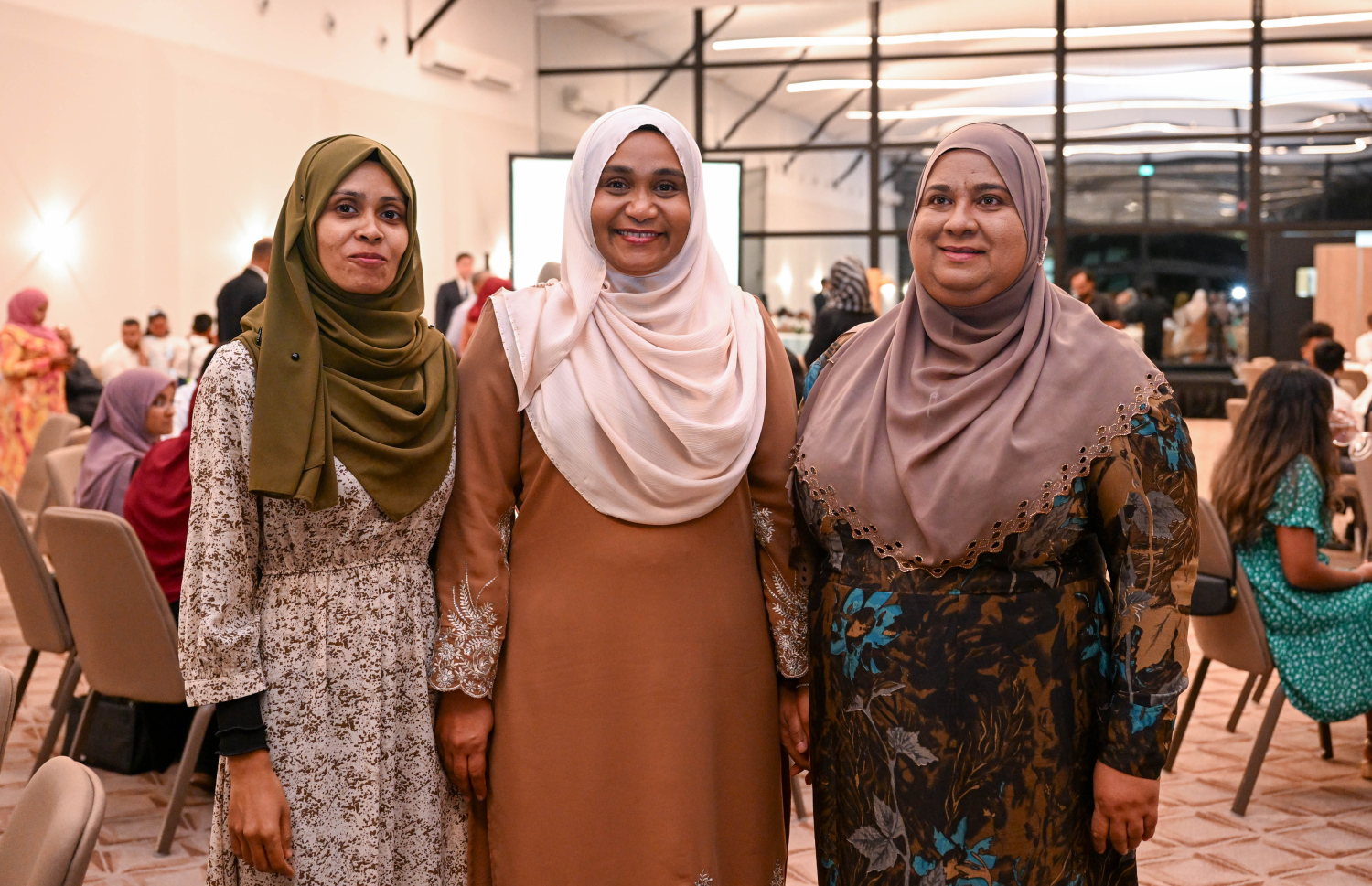 ރައީސް ޑރ. މުހައްމަދު މުއިއްޒު ސިންގަޕޫރަށް ކުރައްވަމުންގެންދަވާ ދަތުރުފުޅުގައި އެ ގައުމުގައި ދިރިއުޅޭ ދިވެހިންނާ ބައްދަލުކުރަން ބޭއްވި ހަފްލާގައި އެމަނިކުފާނުގެ އަނބިކަނބަލުން ސާޖިދާ މުހައްމަދު (މ) އާ އެކު ފޮޓޯއަކަށް ހުއްޓިގެން. -- ފޮޓޯ: ރައީސް އޮފީސް