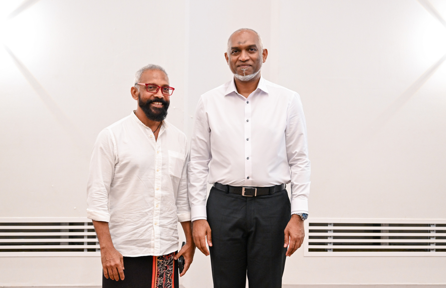 ރައީސް ޑރ. މުހައްމަދު މުއިއްޒި ސިންގަޕޫރަށް ކުރައްވަމުންގެންދަވާ ދަތުރުފުޅުގައި އެ ގައުމުގައި ދިރިއުޅޭ ދިވެހިންނާ ބައްދަލުކުރަން ބޭއްވި ހަފްލާގައި ފިލްމީ ތަރި އިސްމާއިލް ވަޖީހުއާ އެކު. -- ފޮޓޯ: ރައީސް އޮފީސް