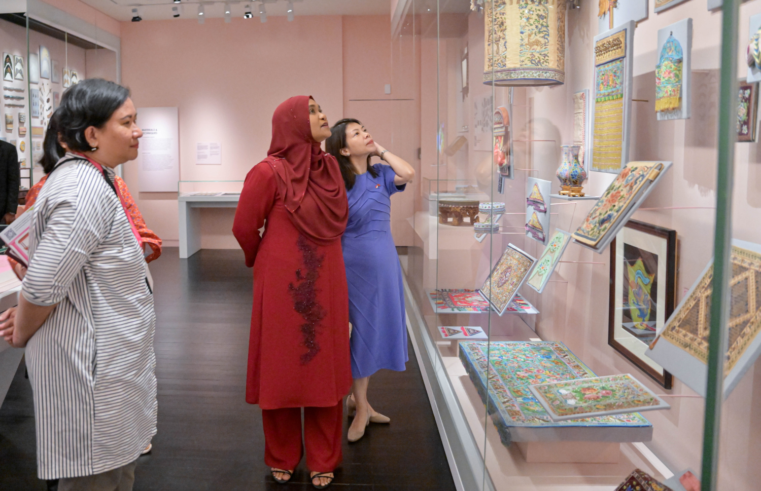 ރައީސް ޑރ. މުހައްމަދު މުއިއްޒުގެ އަނބިކަނބަލުން ސާޖިދާ މުހައްމަދު ސިންގަޕޫރުގެ ޕްރާނަކަން މިއުޒިއަމަށް ޒިޔާރަތްކުރައްވައި އެތަން ބައްލަވާލައްވަނީ -- ފޮޓޯ: ރައީސް އޮފީސް