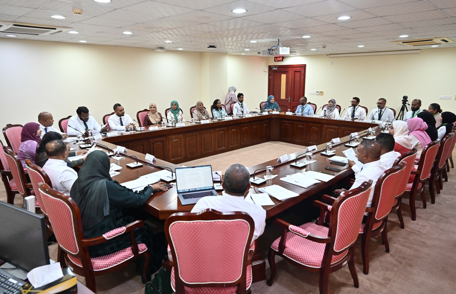 މަޖިލީހުގެ އިޖުތިމާއީ ކޮމެޓީގައި މިއަދު ބައިވެރިވެވަޑައިގެންނެވި ބޭފުޅުން.-- ފޮޓޯ: ނިޝާން އަލީ/ މިހާރު