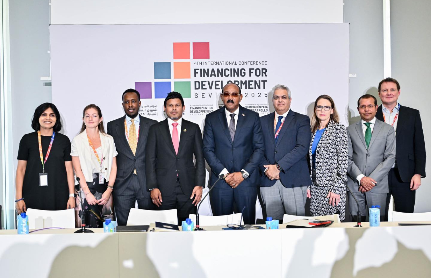 ސްޕެއިންގައި ކުރިއަށްދާ ފައިނޭންސިން ފޯ ޑިވެލޮޕްމަންޓުގެ ބައިނަލްއަގުވާމީ ކޮންފަރެންސްގެ ހަވާސާގައި ބޭއްވި "ޑެޓް ސަސްޓޭނަބިލިޓީ ސަޕޯޓް ސާވިސް" އިވެންޓުގައި ނައިބު ރައީސް ހުސެއިން މުހައްމަދު ލަތީފު ބައިވެރިވެވަޑައިގަންނަވަނީ.-- ފޮޓޯ: ރައީސް އޮފީސް