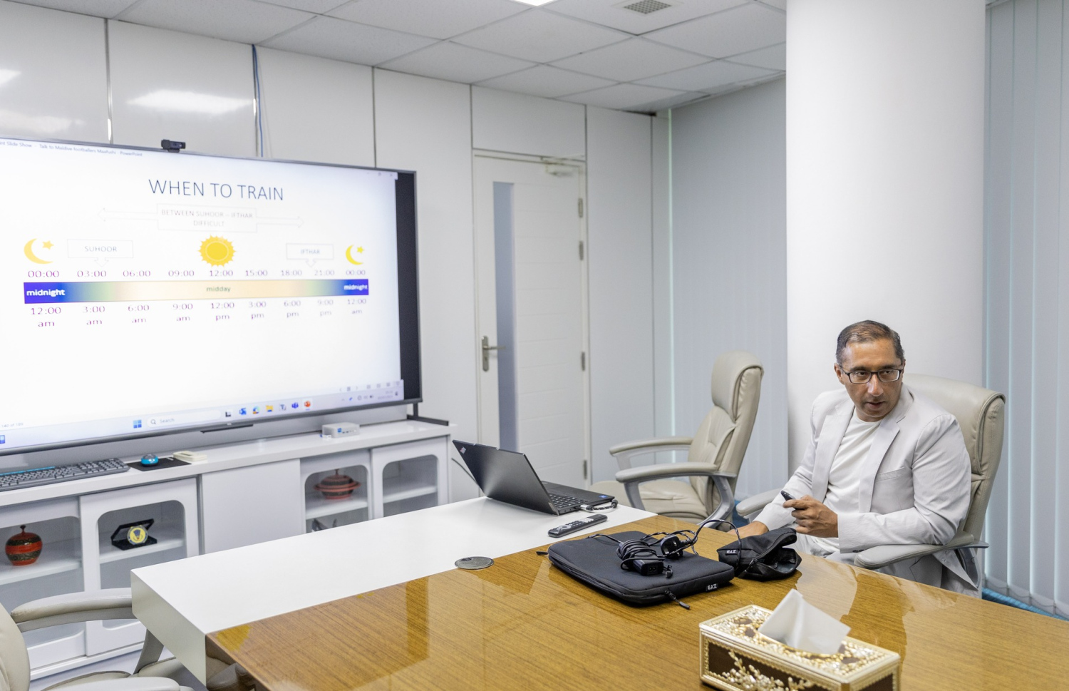 ޑރ. ޒަފަރު އިގްބާލާ އެކު ސްޕޯޓްސް މިނިސްޓަރު ރާފިއު ކުރިއަށް ގެންދެވި މަޝްވަރާތަކުގެ ތެރެއިން --- ފޮޓޯ: ސްޕޯޓްސް މިނިސްޓްރީ