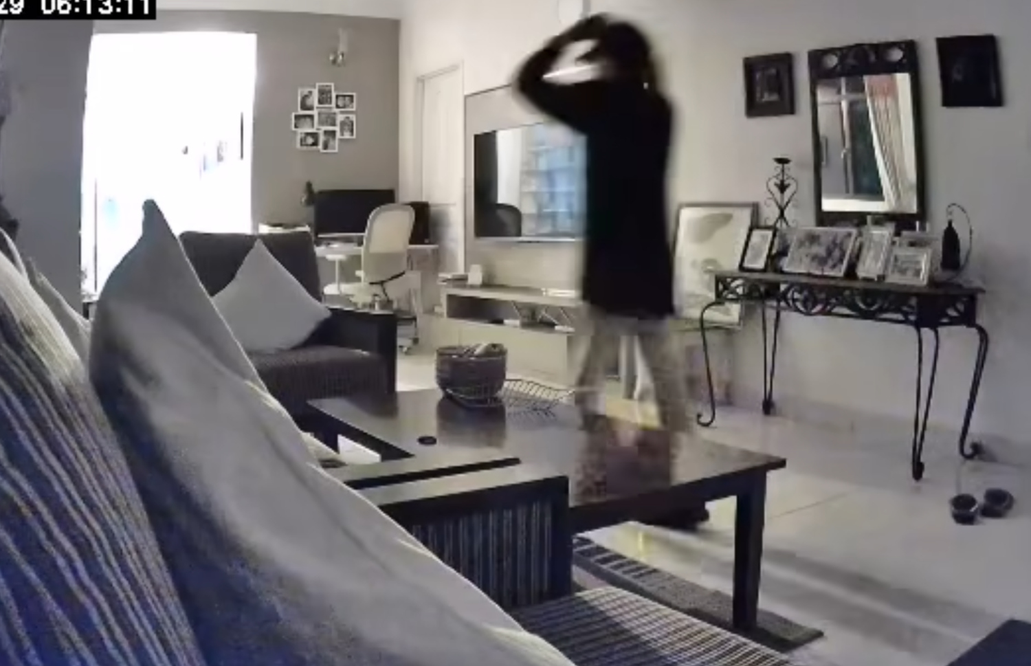 އަލީ ޚާލިދުގެ ގެއިން ވައްކަންކުރާ މަންޒަރު ފެންނަ ސީސީޓީވީ ފުޓޭޖުގެ ސްކްރީންޝޮޓެއް.