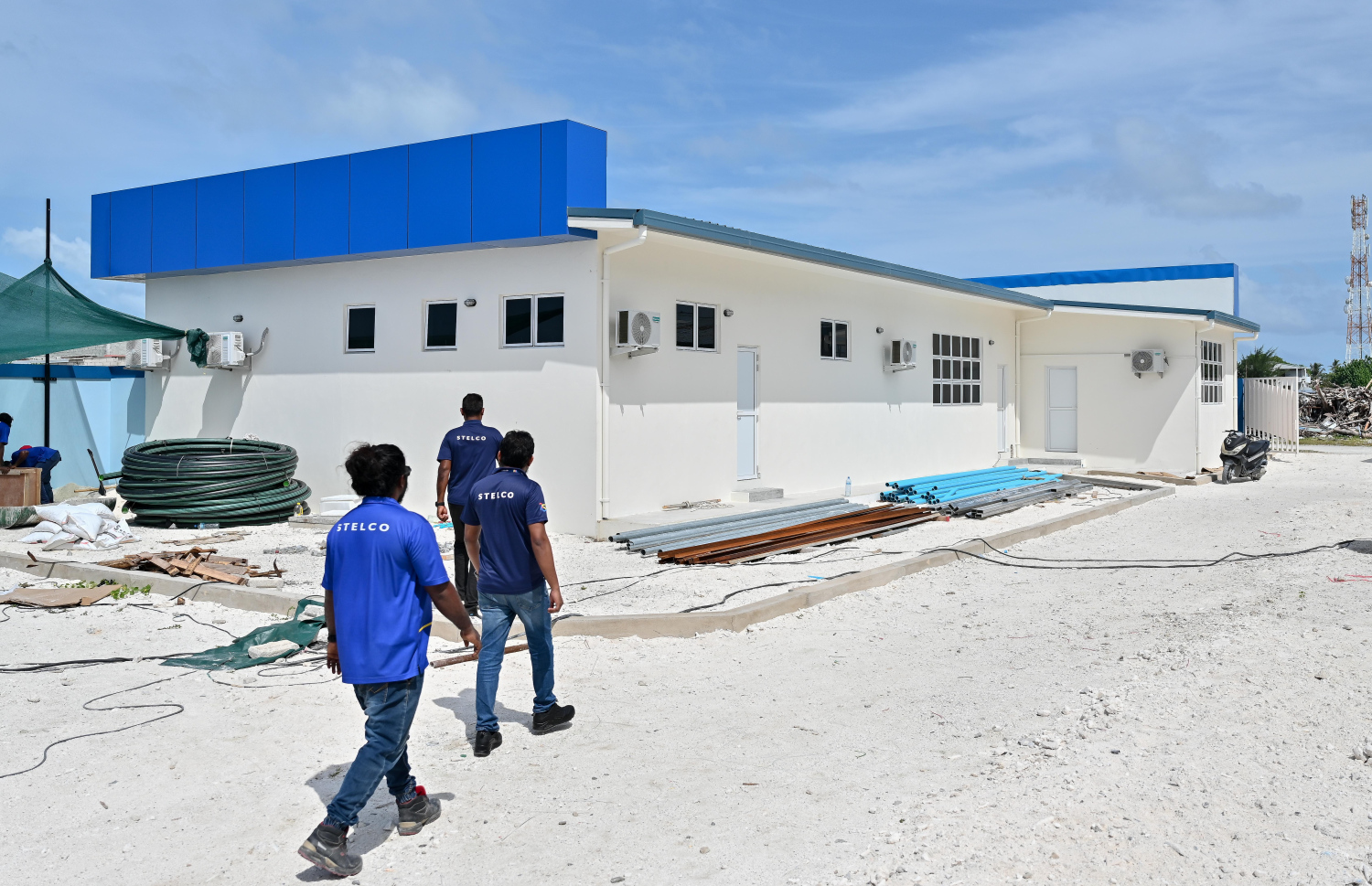 ސްޓެލްކޯއިން ދިއްފުށީގައި ނިންމައި ހުޅުވަން ތައްޔާރުވާ އިންޖީނުގޭގައި އެ ކުންފުނީގެ މުވައްޒަފުންތަކެއް-- ފޮޓޯ: ނިޝާން އަލީ / މިހާރު