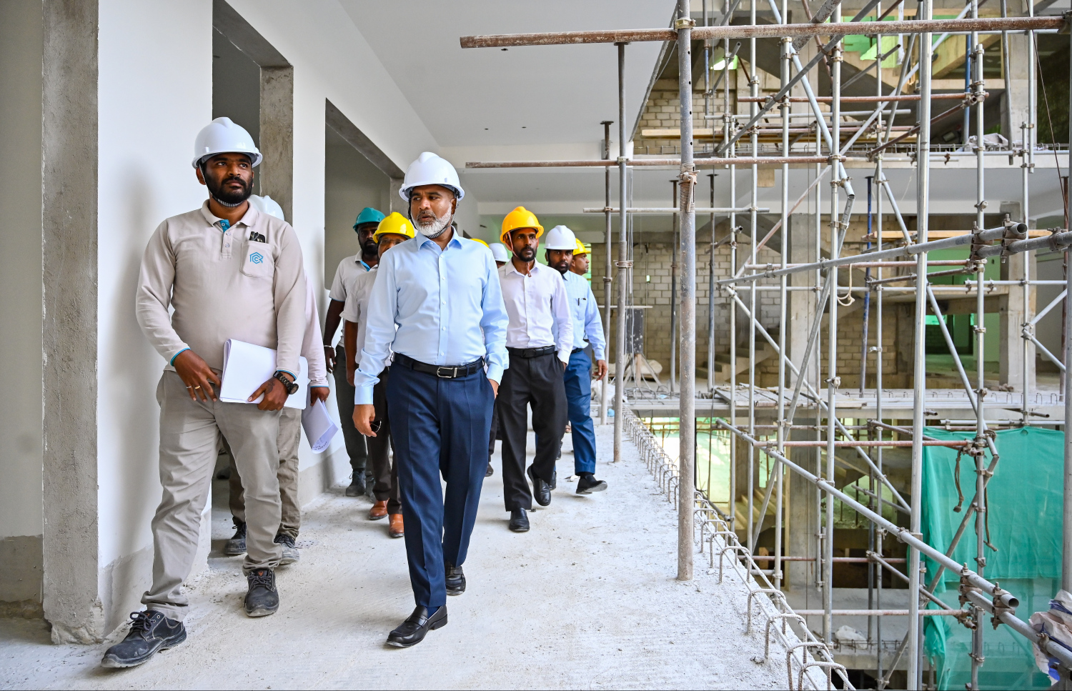 ހުޅުމާލެ 2 ގައި އަލަށް އިމާރާތް ކުރަމުން އަންނަ ޝަހީދު އަލީ ސްކޫލްގެ މަސައްކަތްތައް އެޑިއުކޭޝަން މިނިސްޓަރު ޑރ. އިސްމާއިލް ޝަފީއު ބައްލަވާލައްވަނީ.--- ފޮޓޯ: ފަޔާޒު މޫސާ | މިހާރު