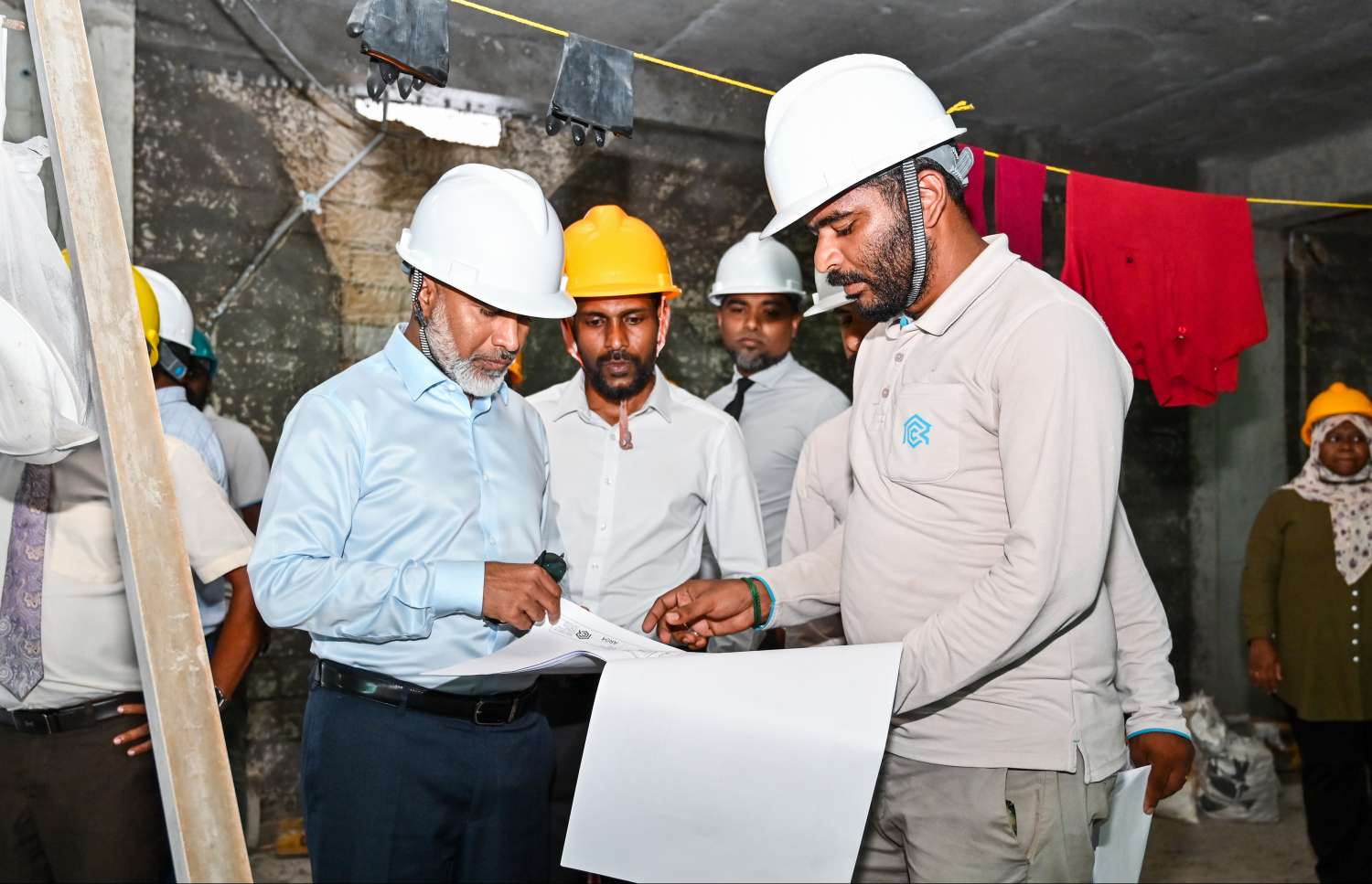 ހުޅުމާލެ 2 ގައި އަލަށް އިމާރާތް ކުރަމުން އަންނަ ޝަހީދު އަލީ ސްކޫލްގެ މަސައްކަތްތަކުގެ އެންމެ ފަހުގެ މައުލޫމާތުތައް އެ އިމާރާތުގެ ކޮންޓްރެކްޓަރު އާރުސީސީގެ މުވައްޒަފުން އެޑިއުކޭޝަން މިނިސްޓަރު ޑރ. އިސްމާއިލް ޝަފީއު އަށް ދެއްވަނީ.--- ފޮޓޯ: ފަޔާޒު މޫސާ | މިހާރު