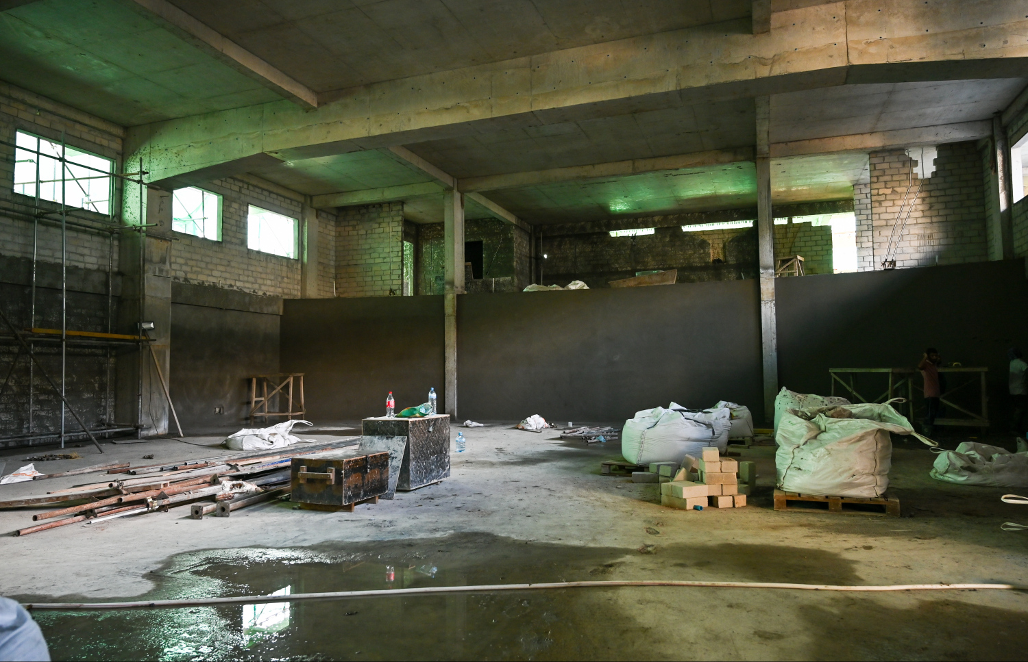 ހުޅުމާލެ 2 ގައި އަލަށް އިމާރާތް ކުރަމުން އަންނަ ޝަހީދު އަލީ ސްކޫލްގެ ހޯލްގެ މަސައްކަތްތައް ކުރަން ތައްޔާރު ކޮށްފައި: މި ސްކޫލަށް ބޭނުންވާ ކަރަންޓް އުފައްދާނީ ސޯލާ ހަކަތައިން.--- ފޮޓޯ: ފަޔާޒު މޫސާ | މިހާރު