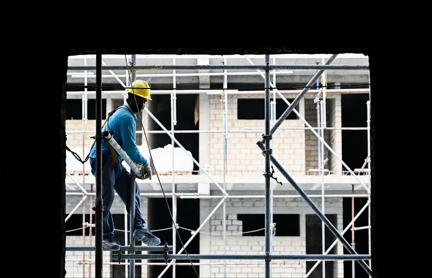 ހުޅުމާލެ 2 ގައި އަލަށް އިމާރާތް ކުރަމުން އަންނަ ޝަހީދު އަލީ ސްކޫލްގެ މަސައްކަތްތައް އާރުސީސީން ކުރިއަށް ގެންދަނީ: މި އަހަރުގެ ނޮވެމްބަރު މަހަށް ހުރިހާ މަސައްކަތްތައް ނިންމާލަން ވަނީ އަމާޒު ހިފާފައި.---ފޮޓޯ: ފަޔާޒު މޫސާ| މިހާރު