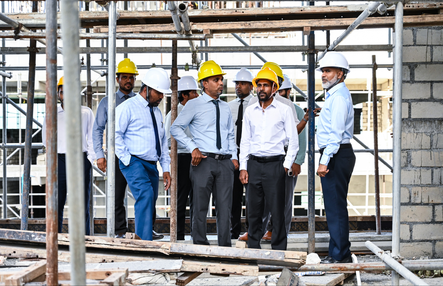 ހުޅުމާލެ 2 ގައި އަލަށް އިމާރާތް ކުރަމުން އަންނަ ޝަހީދު އަލީ ސްކޫލްގެ މަސައްކަތްތައް އެޑިއުކޭޝަން މިނިސްޓަރު ޑރ. އިސްމާއިލް ޝަފީއު ބައްލަވާލައްވަނީ.--- ފޮޓޯ: ފަޔާޒު މޫސާ | މިހާރު