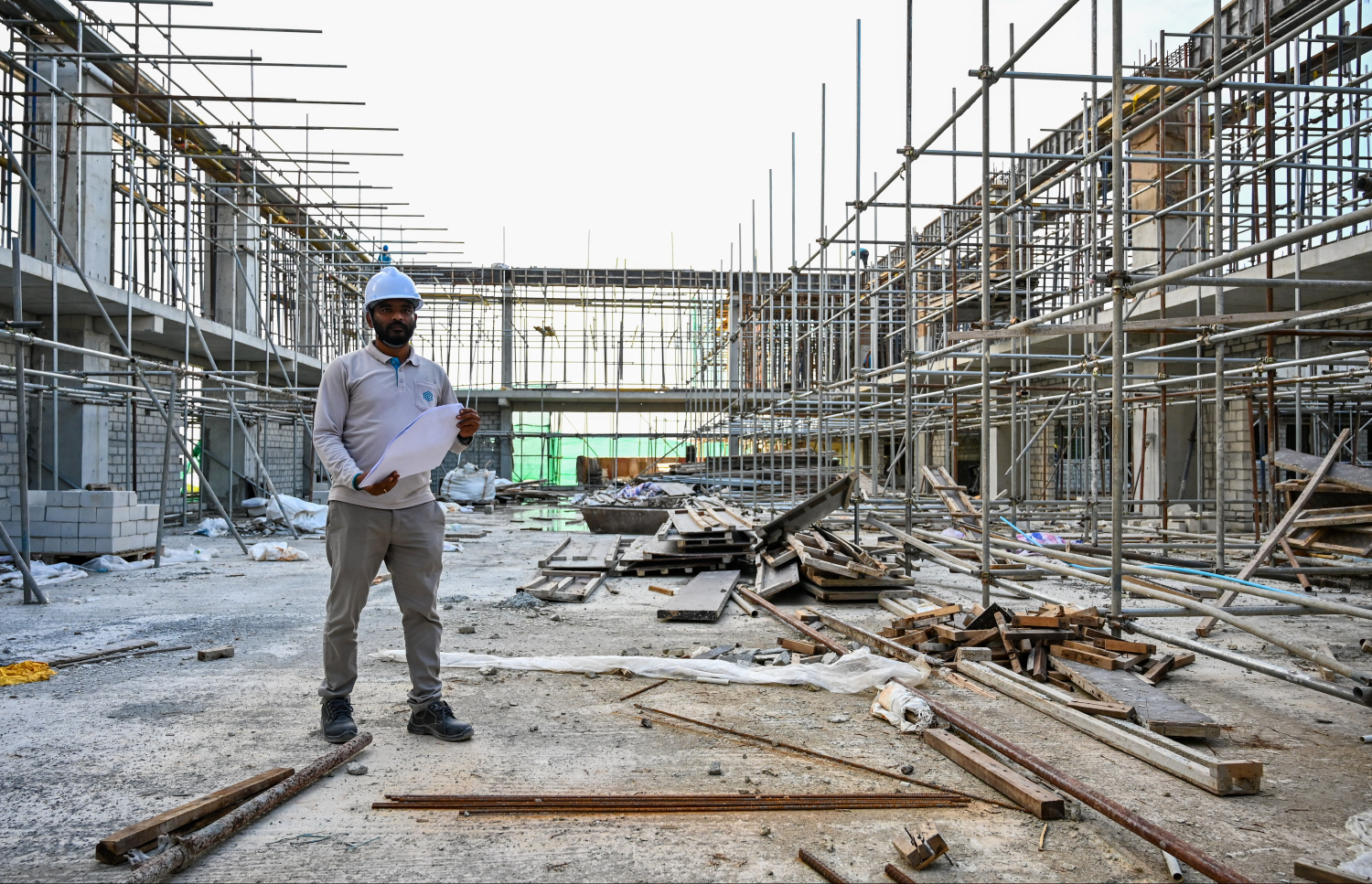 ހުޅުމާލެ 2 ގައި އަލަށް އިމާރާތް ކުރަމުން އަންނަ ޝަހީދު އަލީ ސްކޫލްގެ މަސަކަތުގައި އުޅޭ އާރުސީސީގެ ބިދޭސީ މަސައްކަތްތެރިއަކު މަޑުކޮށްލައިގެން،: މި ސްކޫލުން ޖާގަ ހޯދަން މިހާތަނަށް 500 އަށް ވުރެ ގިނަ ކުދިން އެދިފައިވޭ.--- ފޮޓޯ: ފަޔާޒު މޫސާ | މިހާރު