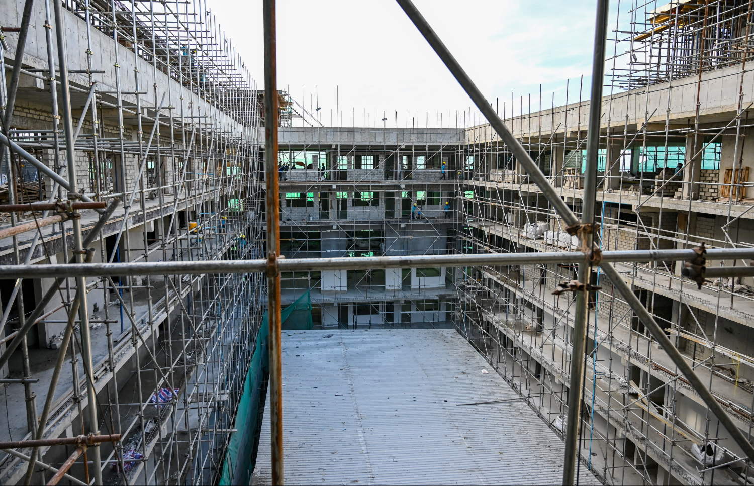 ހުޅުމާލެ 2 ގައި އަލަށް އިމާރާތްކުރަމުން އަންނަ އާ ސްކޫލް: ޝަހީދު އަލީ ސްކޫލްގެ ނަން ދީފައިވާ މި ސްކޫލްގެ ހުރިހާ މަސައްކަތެއް މި އަހަރުގެ ނޮވެމްބަރު މަހަށް ނިންމައި އަދި އަންނަ އަހަރުގެ ޖެނުއަރީ މަހު ކިޔަވައިދޭން ފަށާނެ.--- ފޮޓޯ: ފަޔާޒު މޫސާ | މިހާރު