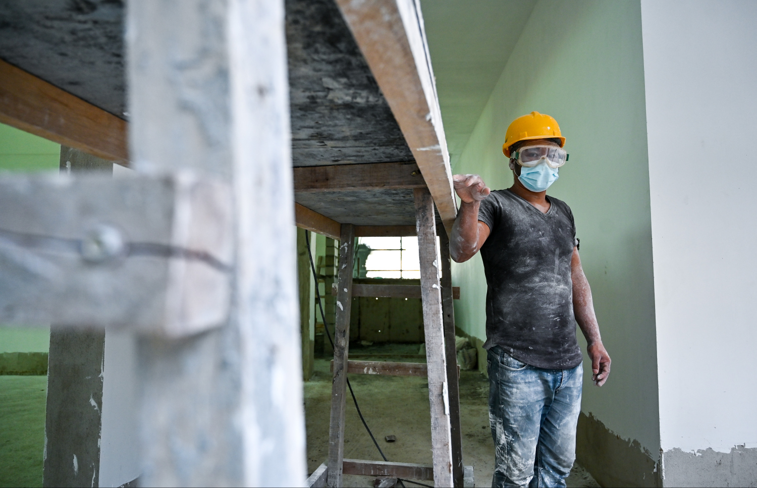 ހުޅުމާލެ 2 ގައި އަލަށް އިމާރާތް ކުރަމުން އަންނަ ޝަހީދު އަލީ ސްކޫލްގެ މަސަކަތުގައި އުޅޭ އާރުސީސީގެ ބިދޭސީ މަސައްކަތްތެރިއަކު މަޑުކޮށްލައިގެން،: ޑިސެމްބަރު 2023 ގައި ބިން އެޅި މި ސްކޫލް އިމާރާތުގެ ކޮންޓްރެކްޓަރަކީ އާރުސީސީ.--- ފޮޓޯ: ފަޔާޒު މޫސާ | މިހާރު