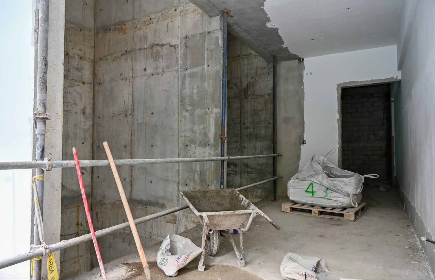 ހުޅުމާލޭގައި ސަރުކާރުން އިމާރާތް ކުރަމުން އަންނަ ޝަހީދު އަލީ ސްކޫލްގެ އިމާރާތުގެ ލިފްޓް ހުންނަ ސަރަހައްދު: ޖުމުލަ 1،500 ކުދިންނަށް ކިޔެވޭނެ ޖާގަ ގޮތް މި ސްކޫލުގައި 32 ކުދިންގެ ޖާގައިގެ 54 ކްލާސްރޫމުގެ އިތުރުން 20 މީހުންގެ ޖާގައިގެ ތިން ލިފްޓް ހަރުކުރާނެ.--- ފޮޓޯ: ފަޔާޒު މޫސާ | މިހާރު