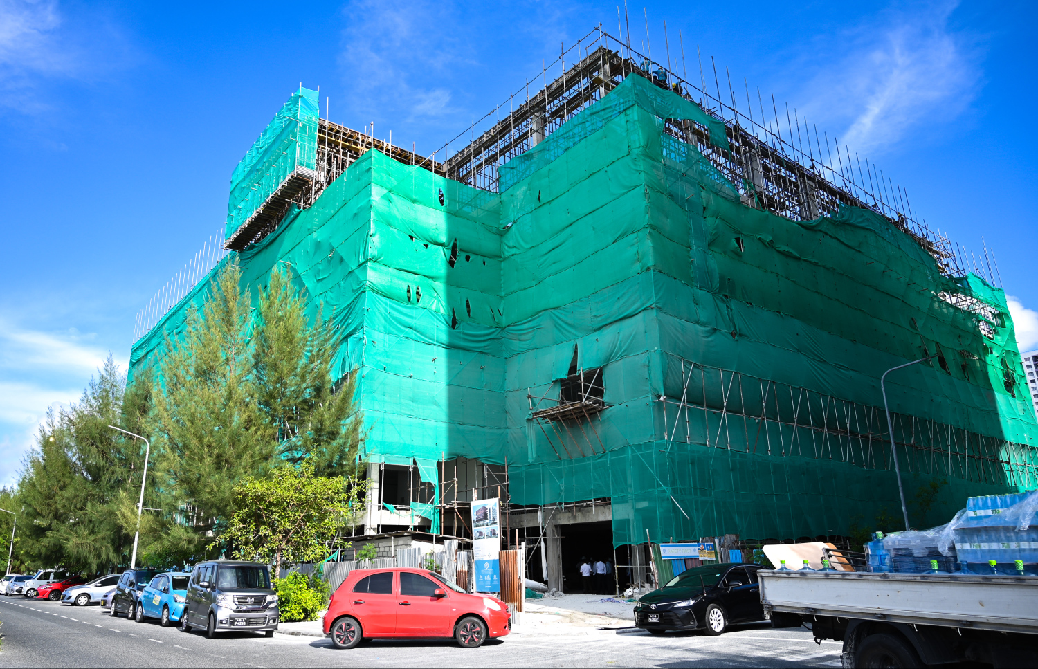 ހުޅުމާލެ 2 ގައި އަލަށް އިމާރާތްކުރަމުން އަންނަ ޝަހީދު އަލީ ސްކޫލް: ގްރޭޑް 1-10 އާ ހަމައަށް ކިޔަވައިދޭން ނިންމާފައިވާ މި ސްކޫލަކީ އެއްދަންފަޅިއަށް 1،500 ކުދިންނަށް ކިޔެވޭނެ ޖާގަ ގޮތް ސްކޫލެއް.--- ފޮޓޯ: ފަޔާޒު މޫސާ | މިހާރު