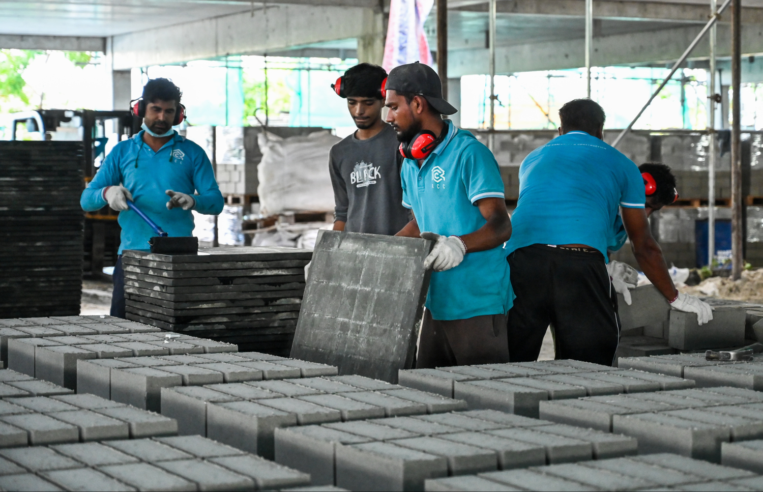 ހުޅުމާލޭ 2 ގައި ސަރުކާރުން އިމާރާތް ކުރަމުން އަންނަ އާ ސްކޫލްގެ މަސައްކަތަށް ބޭނުންވާ ގާތައް އާރުސީސީގެ މުވައްޒަފުން ތައްޔާރު ކުރަނީ.---ފޮޓޯ: ފަޔާޒު މޫސާ| މިހާރު