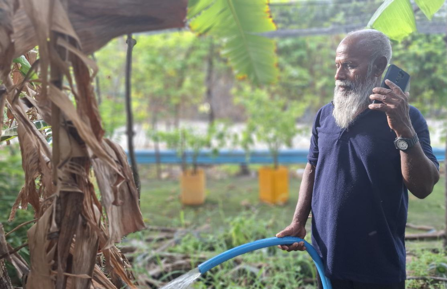 އަލީ އަބްދުރަހްމާން އޭނާގެ ދަނޑަށް ފެން ދެނީ: އޭނާ ބުނީ މަސައްކަތުގައި ދެމިހުންނަނީ އޭނާ އަށް ލިބޭ ހިތްހަމަޖެހުމަކަށް ވާތީ ކަމަށް. --- ފޮޓޯ: އަހްމަދު އަރުޝަމް | މިހާރު