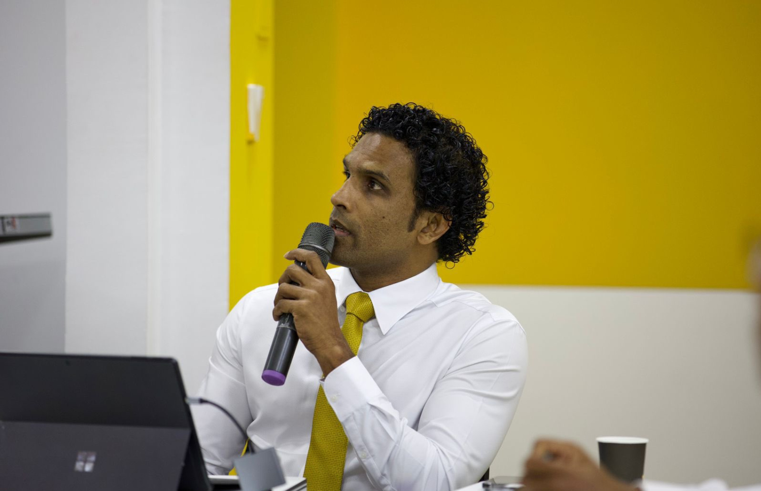 އިއްޔެ ރޭ ބޭއްވި އެމްޑީޕީގެ ގައުމީ މަޖިލިހުގެ ބައްދަލުވުމުގައި ޔައުގޫބު ވާހަކަ ދައްކަވަނީ.---ފޮޓޯ: އެމްޑީޕީ