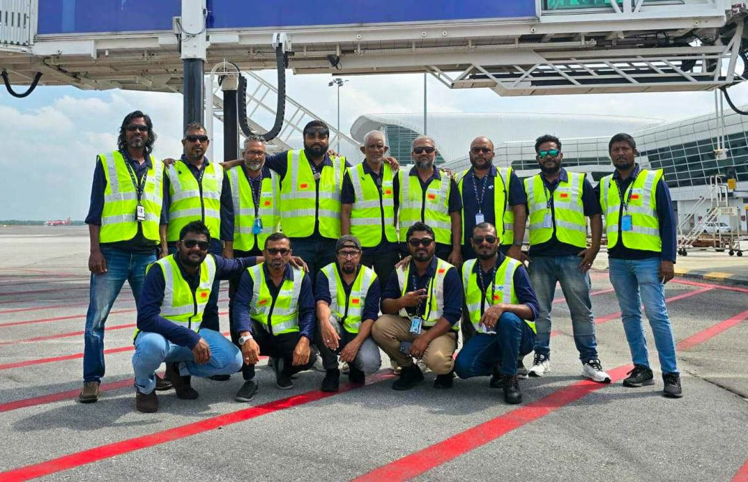 ވެލާނާ އިންޓަނޭޝަނަލް އެއާޕޯޓުގެ އާ ޓާމިނަލްގެ ޕެސެންޖާ ބޯޑިން ބްރިޖުތަކަށް ހާއްސަކުރި މުވައްޒަފުން ފޮޓޯއަކަށް ތައްޔާރު ވެގެން.---ފޮޓޯ: އެމްއޭސީއެލް