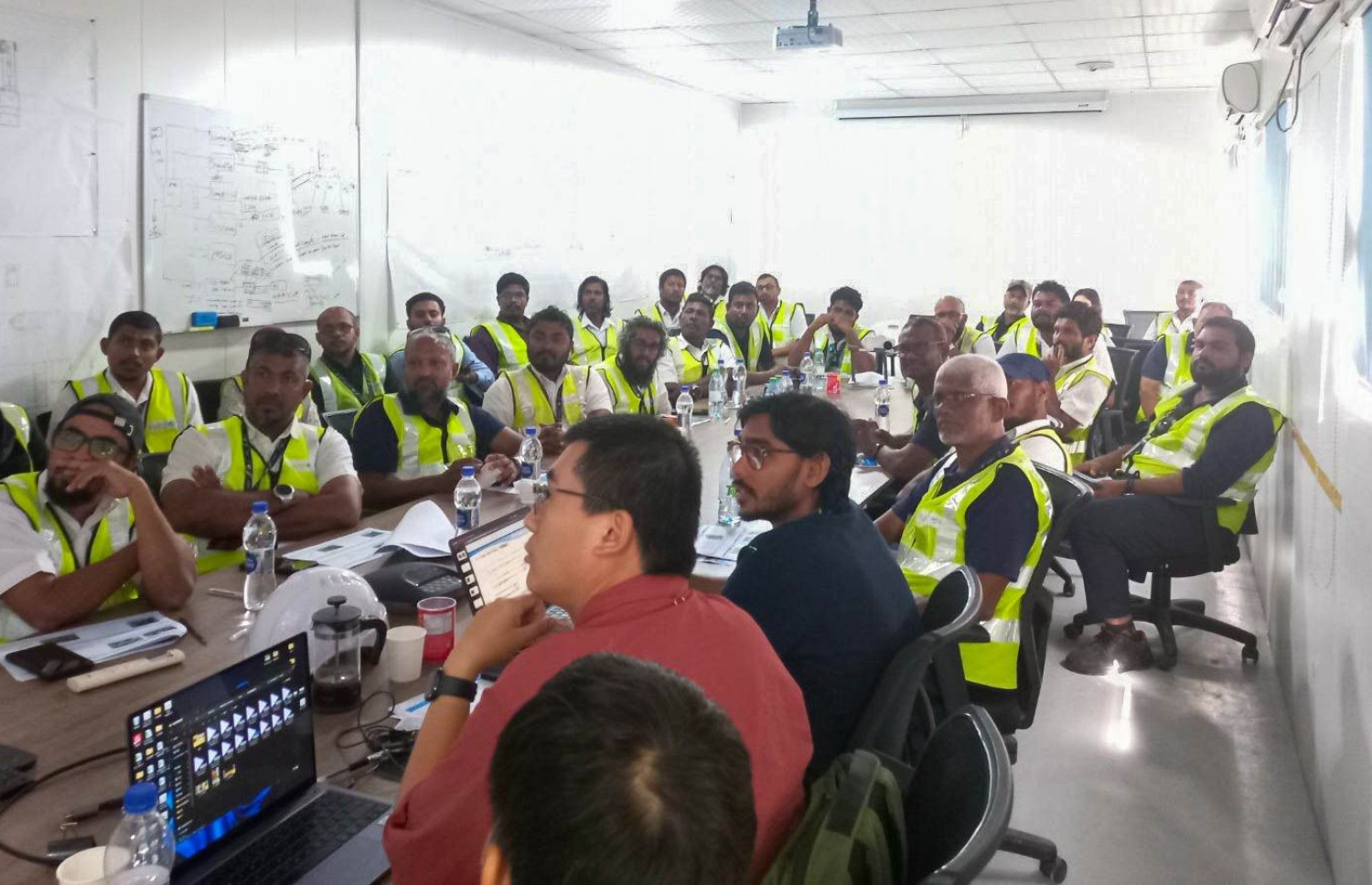 ވެލާނާ އިންޓަނޭޝަނަލް އެއާޕޯޓުގެ އާ ޓާމިނަލްގެ ޕެސެންޖާ ބޯޑިން ބްރިޖުތަކަށް ހާއްސަކުރި މުވައްޒަފުން މެލޭޝިއާގައި ތަމްރީނު ހަދަނީ.---ފޮޓޯ: އެމްއޭސީއެލް