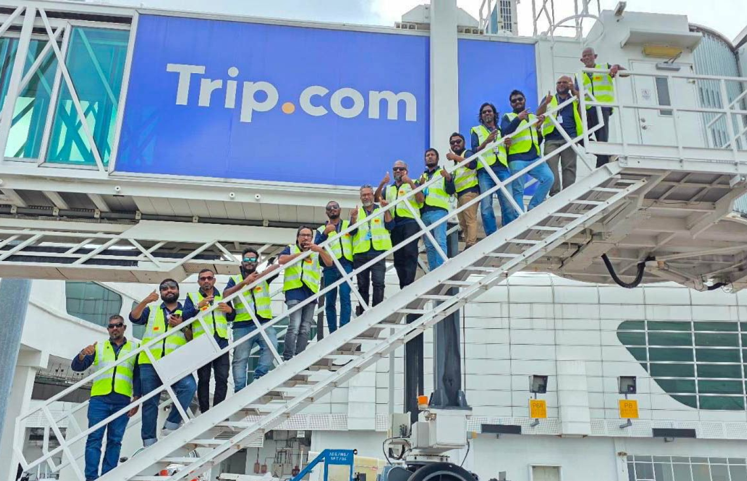 ވެލާނާ އިންޓަނޭޝަނަލް އެއާޕޯޓުގެ އާ ޓާމިނަލްގެ ޕެސެންޖާ ބޯޑިން ބްރިޖުތަކަށް ހާއްސަކުރި މުވައްޒަފުން ފޮޓޯއަކަށް ތައްޔާރު ވެގެން.---ފޮޓޯ: އެމްއޭސީއެލް