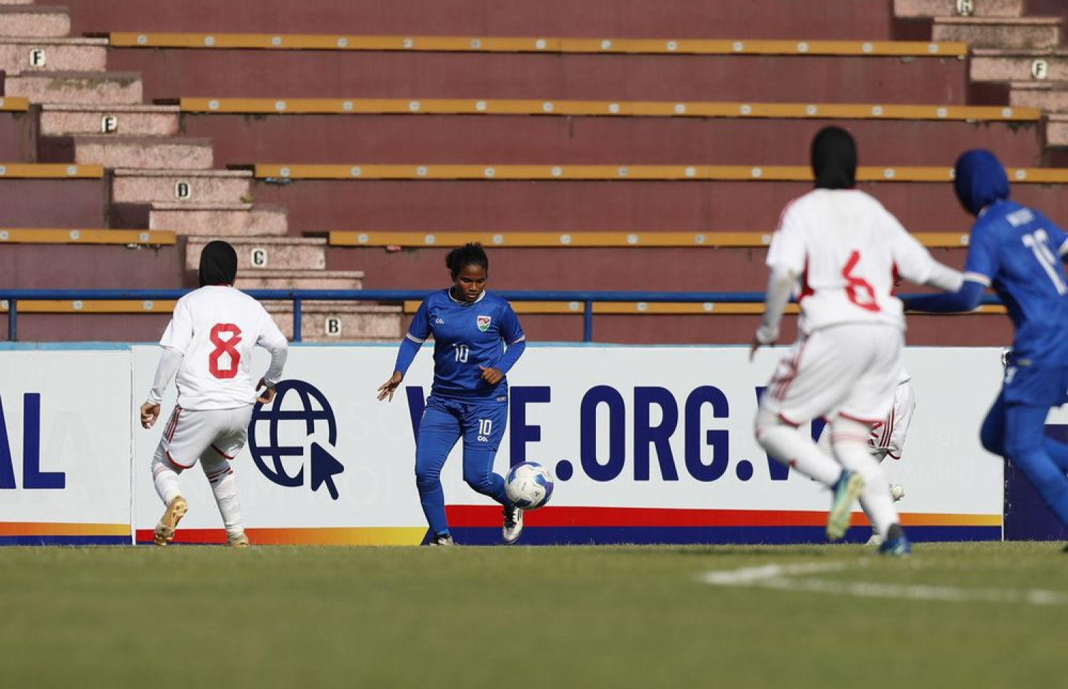 ރާއްޖޭގެ މަރިޔަމް ނޫރާ، ބޯޅަ ހިފައިގެން ކުރިއަށް ދަނީ.-- ފޮޓޯ: އޭއެފްސީ