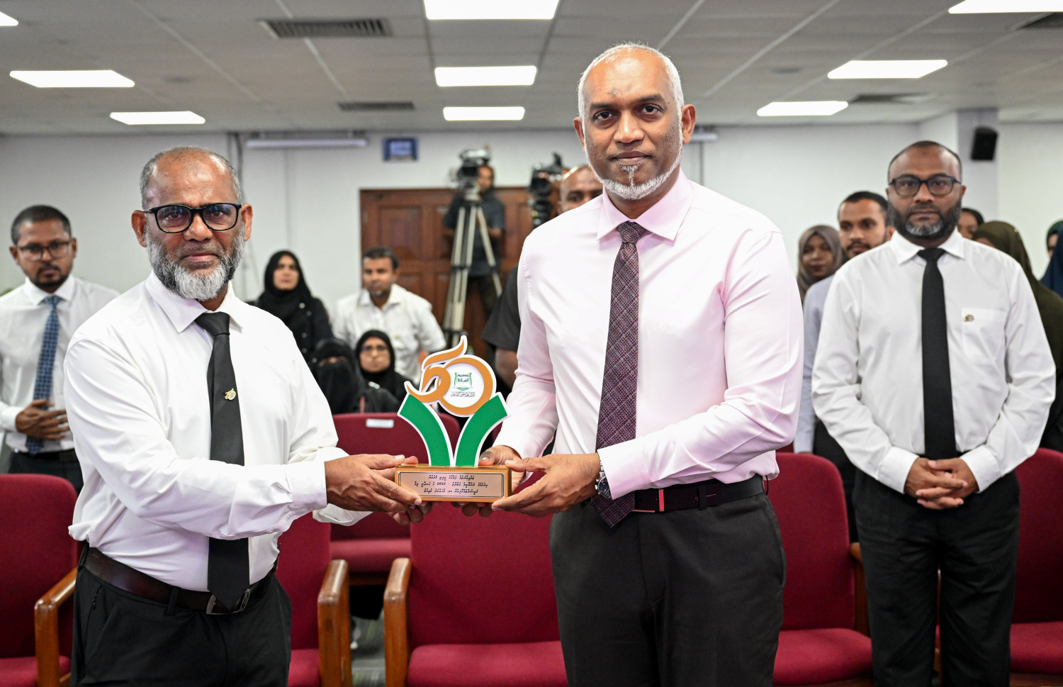 ޖަމުޢިއްޔަތުލް ފަލާޙްގެ ޤުރުއާން ކިޔެވުމުގެ ރަންޔޫބީލް މުބާރާތުގެ އިނާމު ދިނުމުގެ ރަސްމިއްޔާތުގައި ރައީސް މުއިއްޒަށް ރަންޔޫބީލް މުބާރާތުގެ ހަނދާނީ ފިލާ އަރުވަނީ.-- ފޮޓޯ: ރައީސް އޮފީސް
