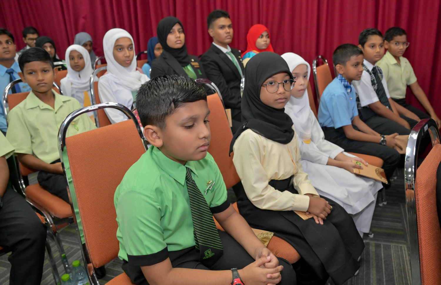 ޖަމުޢިއްޔަތުލް ފަލާޙްގެ ކީރިތި ޤުރުއާން ކިޔެވުމުގެ މުބާރާތުގެ ރަންޔޫބީލްގެ އިނާމު ދިނުމުގެ ރަސްމިއްޔާތުގައި ބައިވެރިވި ދަރިވަރުން.-- ފޮޓޯ: ރައީސް އޮފީސް