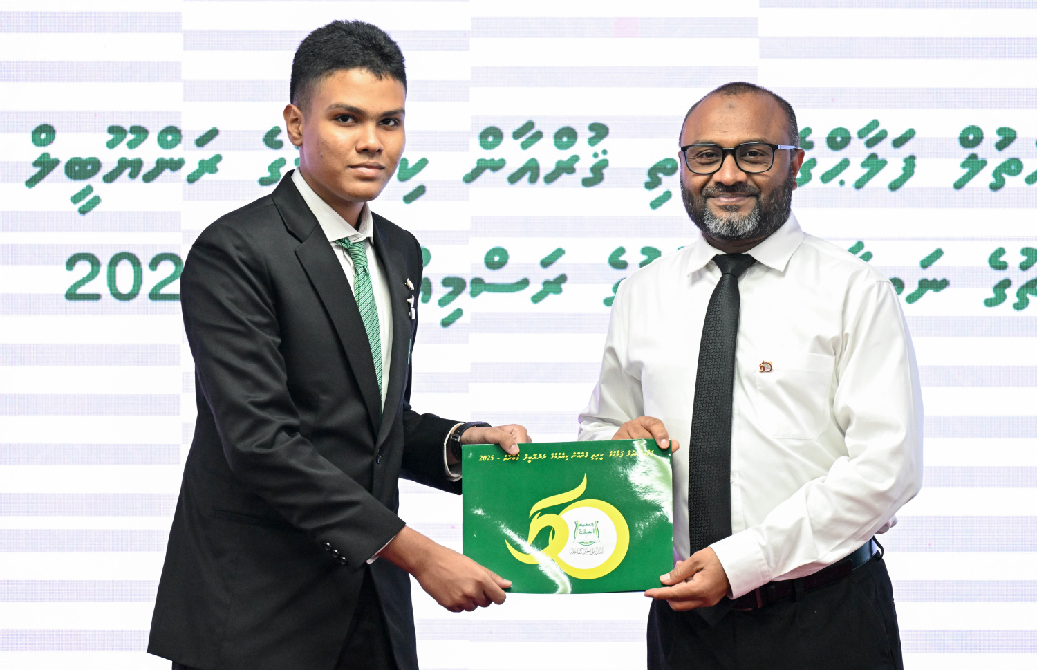 މުބާރާތުން ވަނަވަނައަށް އައި ދަރިވަރުންނަށް އިސްލާމިކް މިނިސްޓަރު ޑރ.މުހައްމަދު ޝަހީމް އިނާމު ހަވާލުކޮށްދެއްވަނީ.-- ފޮޓޯ: ރައީސް އޮފީސް