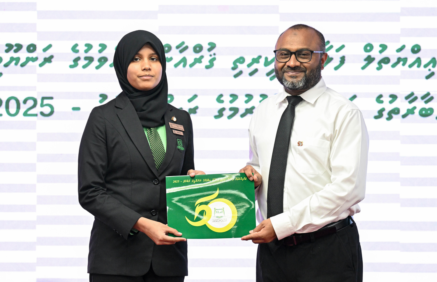 މުބާރާތުން ވަނަވަނައަށް އައި ދަރިވަރުންނަށް އިސްލާމިކް މިނިސްޓަރު ޑރ.މުހައްމަދު ޝަހީމް އިނާމު ހަވާލުކޮށްދެއްވަނީ.-- ފޮޓޯ: ރައީސް އޮފީސް