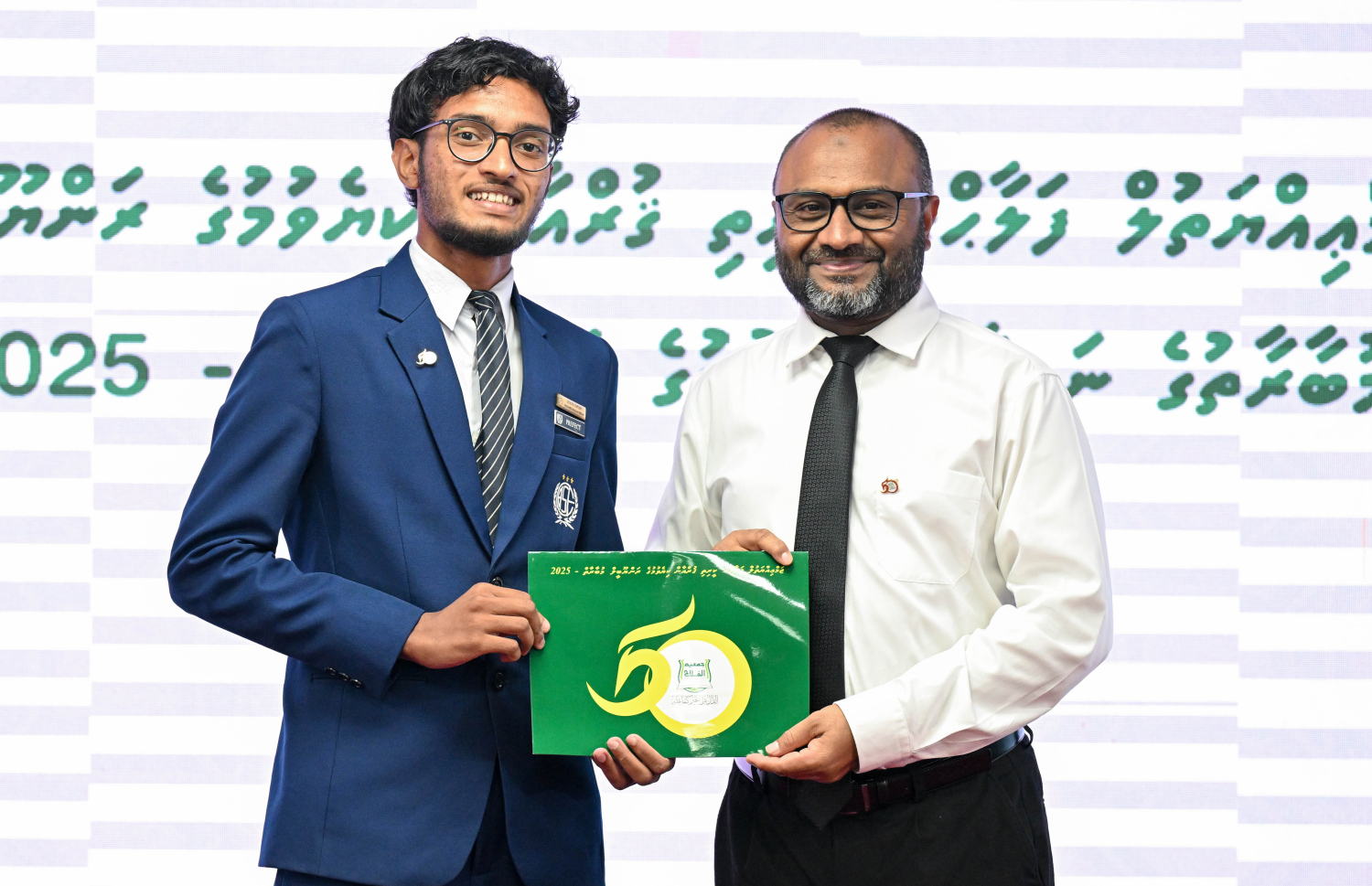 މުބާރާތުން ވަނަވަނައަށް އައި ދަރިވަރުންނަށް އިސްލާމިކް މިނިސްޓަރު ޑރ.މުހައްމަދު ޝަހީމް އިނާމު ހަވާލުކޮށްދެއްވަނީ.-- ފޮޓޯ: ރައީސް އޮފީސް
