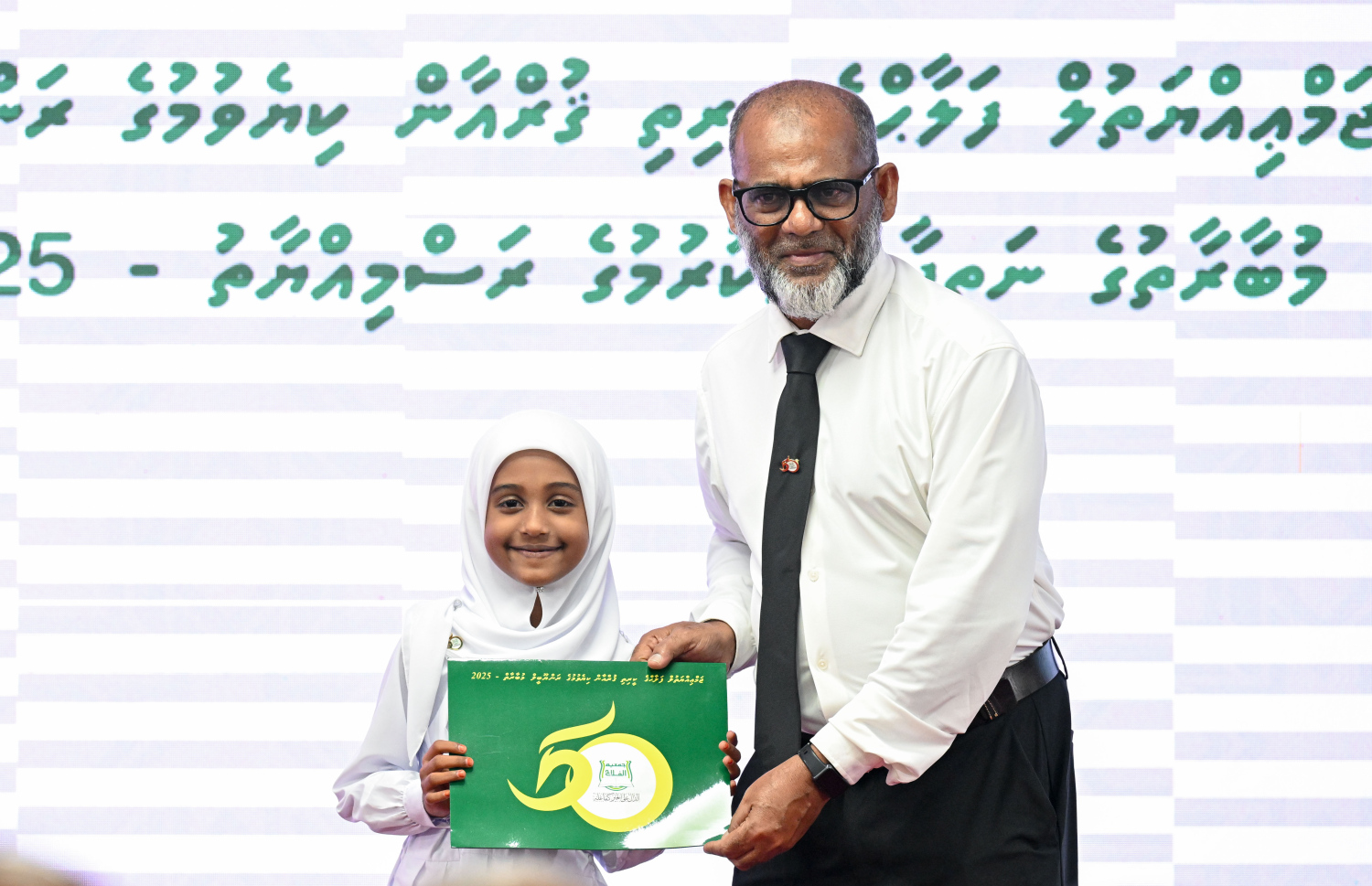 މުބާރާތުން ވަނަވަނައަށް އައި ދަރިވަރުންނަށް އިނާމު ހަވާލުކޮށްދެއްވަނީ.-- ފޮޓޯ: ރައީސް އޮފީސް