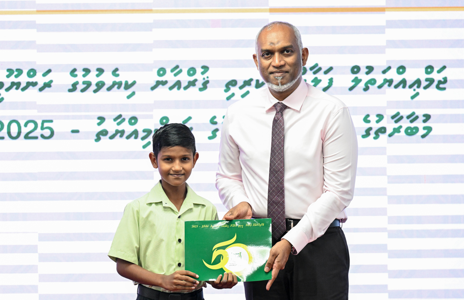 މުބާރާތުން ވަނަވަނައަށް އައި ދަރިވަރުންނަށް ރައީސް ޑރ. މުއިއްޒު އިނާމު ހަވާލުކޮށްދެއްވަނީ.-- ފޮޓޯ: ރައީސް އޮފީސް