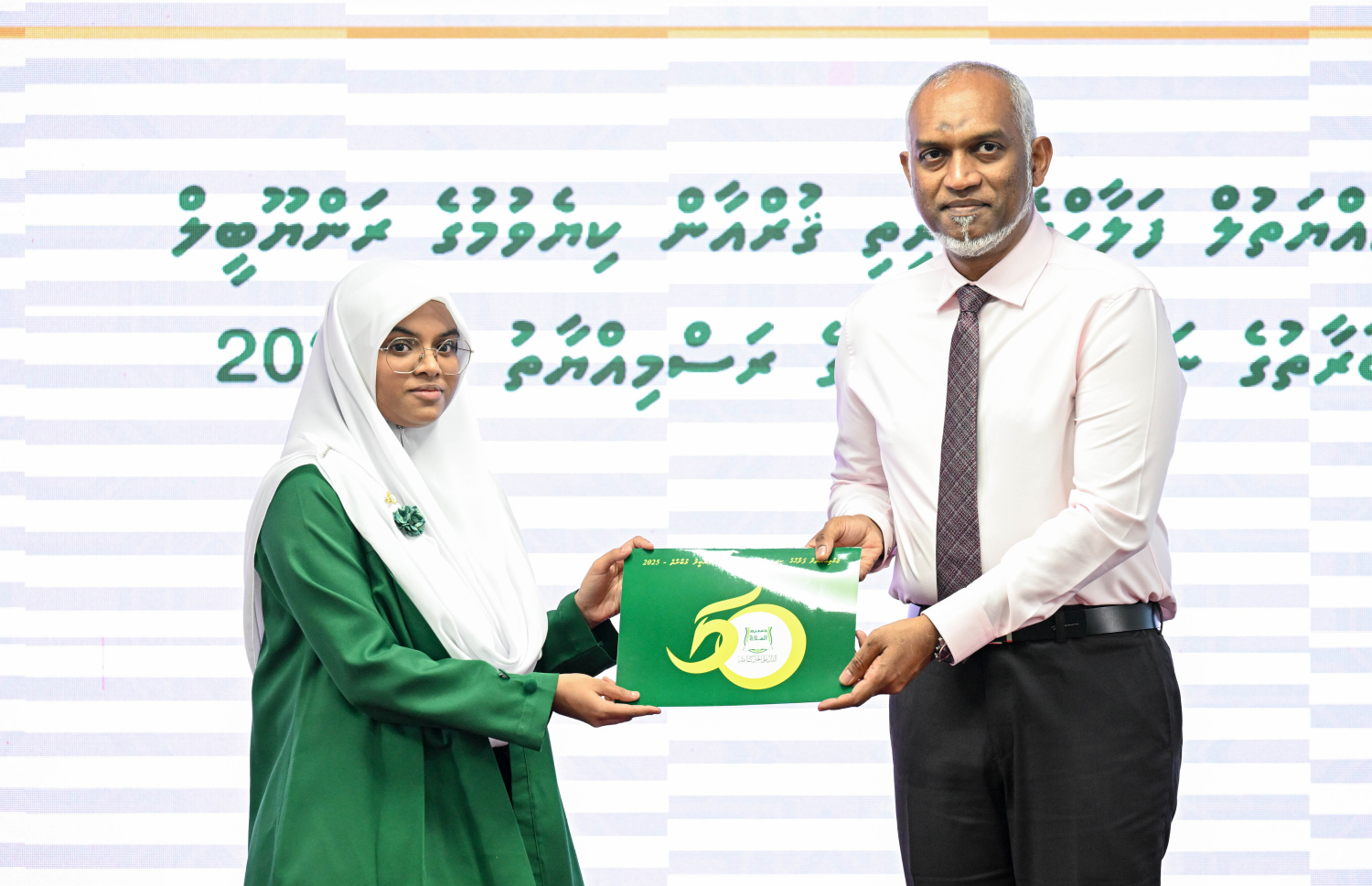 މުބާރާތުން ވަނަވަނައަށް އައި ދަރިވަރުންނަށް ރައީސް ޑރ. މުއިއްޒު އިނާމު ހަވާލުކޮށްދެއްވަނީ.-- ފޮޓޯ: ރައީސް އޮފީސް