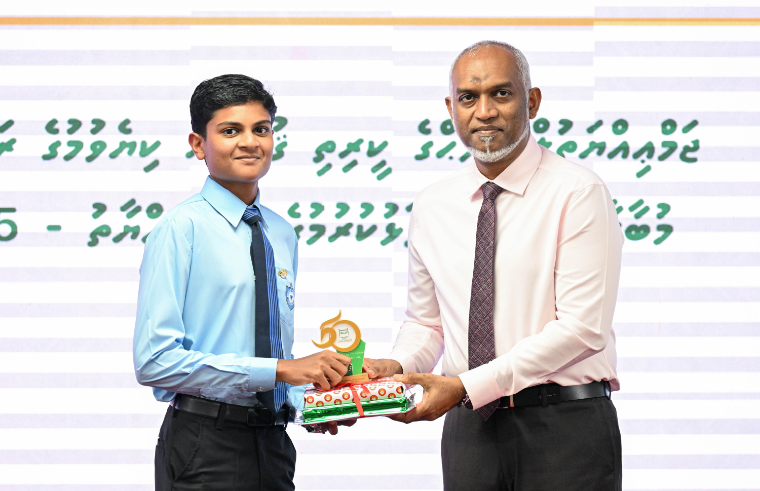 މުބާރާތުން ވަނަވަނައަށް އައި ދަރިވަރުންނަށް ރައީސް ޑރ. މުއިއްޒު އިނާމު ހަވާލުކޮށްދެއްވަނީ.-- ފޮޓޯ: ރައީސް އޮފީސް