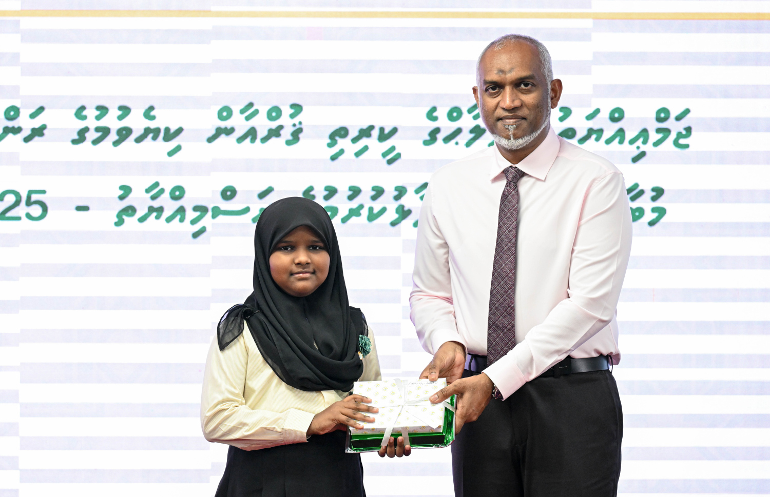 މުބާރާތުން ވަނަވަނައަށް އައި ދަރިވަރުންނަށް ރައީސް ޑރ. މުއިއްޒު އިނާމު ހަވާލުކޮށްދެއްވަނީ.-- ފޮޓޯ: ރައީސް އޮފީސް