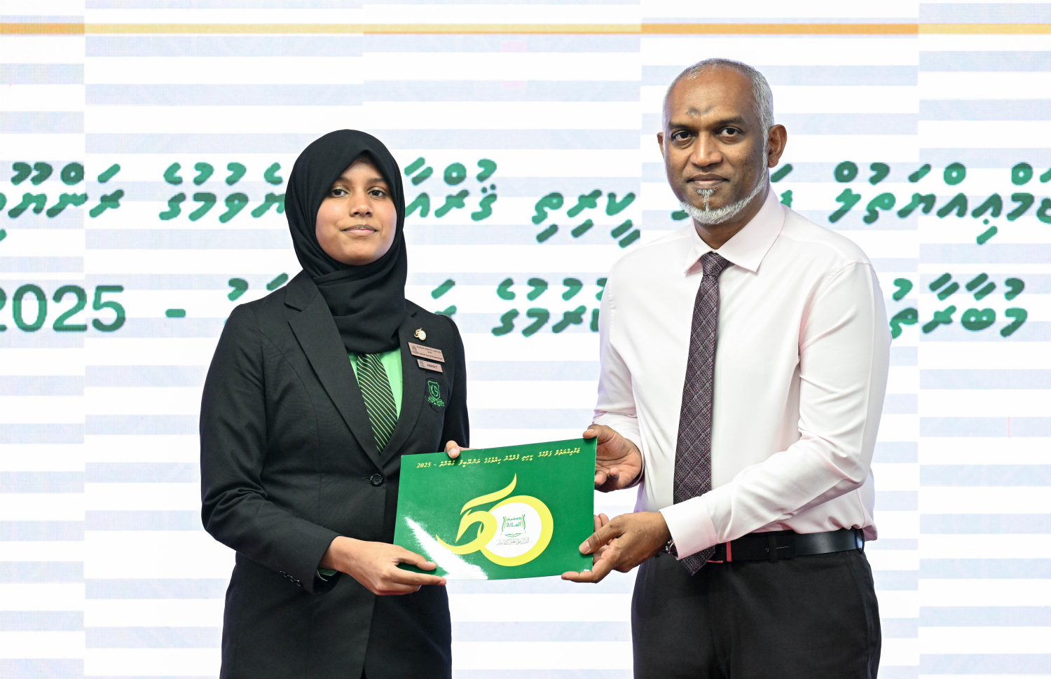 މުބާރާތުން ވަނަވަނައަށް އައި ދަރިވަރުންނަށް ރައީސް ޑރ. މުއިއްޒު އިނާމު ހަވާލުކޮށްދެއްވަނީ.-- ފޮޓޯ: ރައީސް އޮފީސް