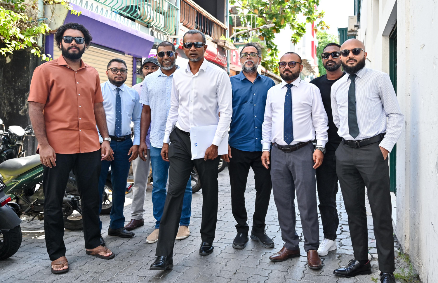 ޓޮމް މިއަދު އޭނާގެ ކެންޑިޑޭސީ ފޯމު ހުށަހަޅުއްވަން ވަޑައިގެން ކްލަބްތަކުގެ ބައެއް އޮފިޝަލުންނާ އެކު ފޮޓޯއަކަށް ހުއްޓިގެން. -- ފޮޓޯ: ފަޔާޒް މޫސާ/ މިހާރު