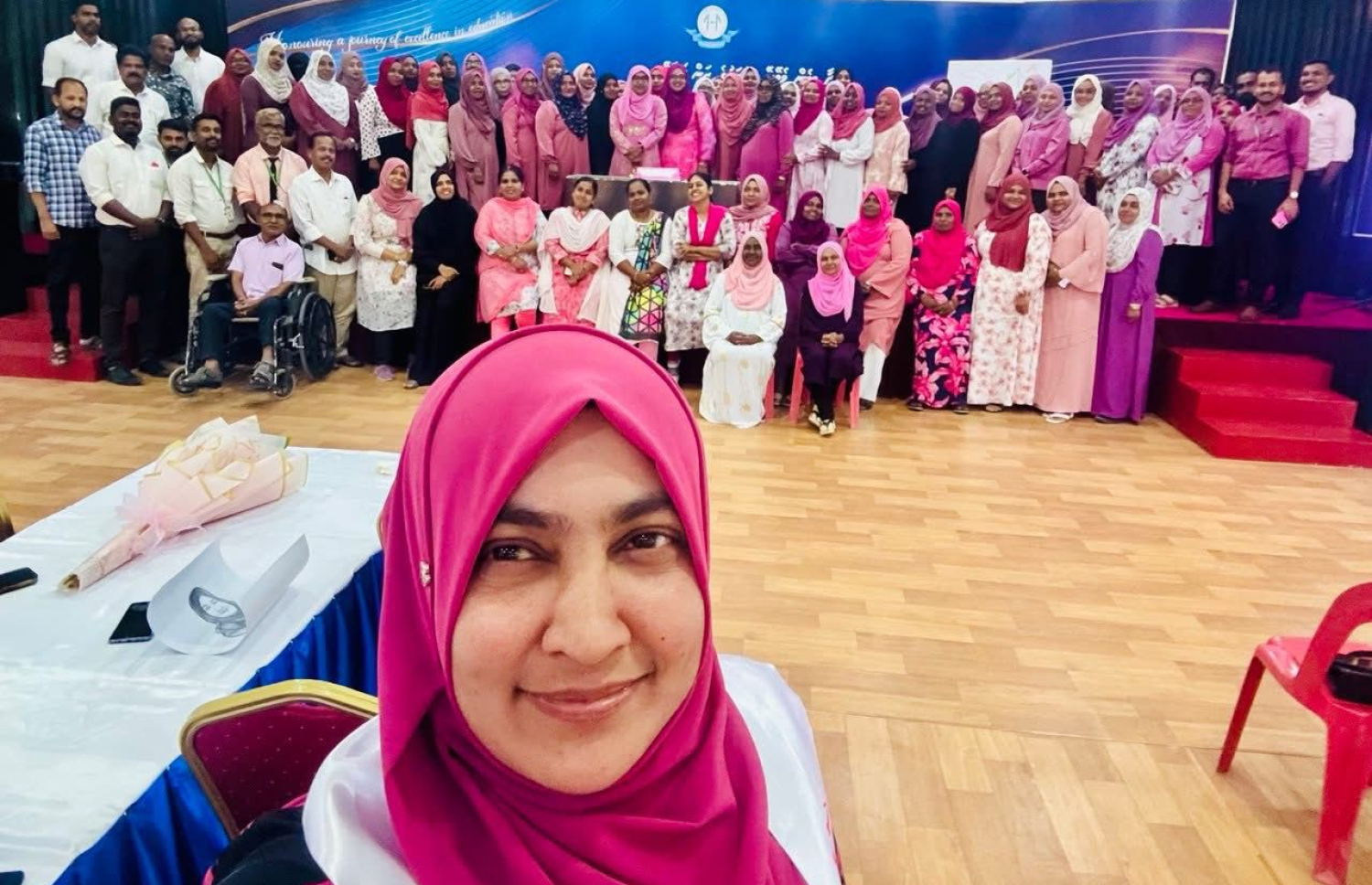 ސ. އަތޮޅު މަދަރުސާގައި 16 އަހަރު މަސައްކަތް ކުރެއްވި ޕްރިންސިޕަލް އައިމިނަތު ޒީނިޔާއަށް އެ ސްކޫލުން ދިން ފެއާވެލްގައި ޓީޗަރުންނާއެކު.-- ފޮޓޯ: ސ. އަތޮޅު މަދަރުސާ