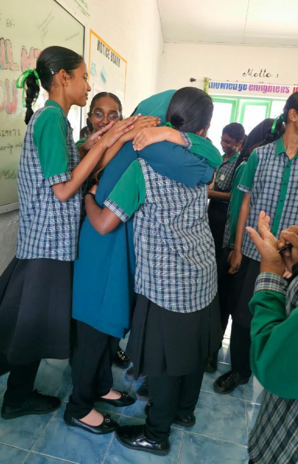 ސ. އަތޮޅު މަދަރުސާގައި 16 އަހަރު މަސައްކަތް ކުރެއްވި ޕްރިންސިޕަލް އައިމިނަތު ޒީނިޔާއަށް އެ ސްކޫލުން ދިން ފެއާވެލްގައި ދަރިވަރުންތަކަކާއެކު.-- ފޮޓޯ: ސ. އަތޮޅު މަދަރުސާ