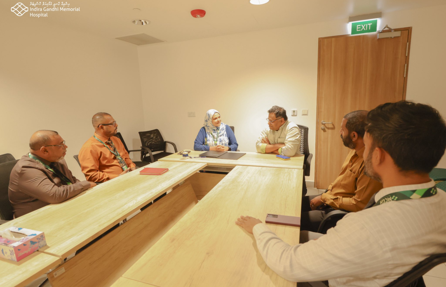 ހެމަޓޮލޮޖިސްޓް ޑރ. ސަޗިންނާ އެކު އެގްރިމެންޓުގައި ސޮއިކުރުމަށް އިއްޔެ ބޭއްވި ބައްދަލުވުމުގައި ބައިވެރިވެވަޑައިގެންނެވި ބޭފުޅުން.-- ފޮޓޯ: އައިޖީއެމްއެޗް