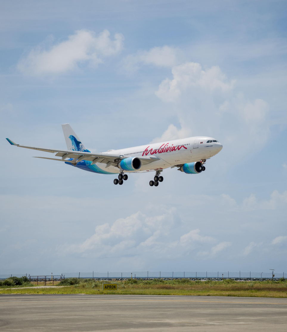 މާފަރު އިންޓަނޭޝަނަލް އެއާޕޯޓް އިންޓަނޭޝަނަލް ފެންވަރުގައި ހުޅުވުމަށް ބޭއްވި ރަސްމިއްޔާތަށް މޯލްޑިވިއަންގެ އޭ330-200 އިން އެ އެއާޕޯޓަށް ހާއްސަ ދަތުރެއް ކުރަނީ.-- ފޮޓޯ: ކޮންސްޓްރަކްޝަން މިނިސްޓްރީ